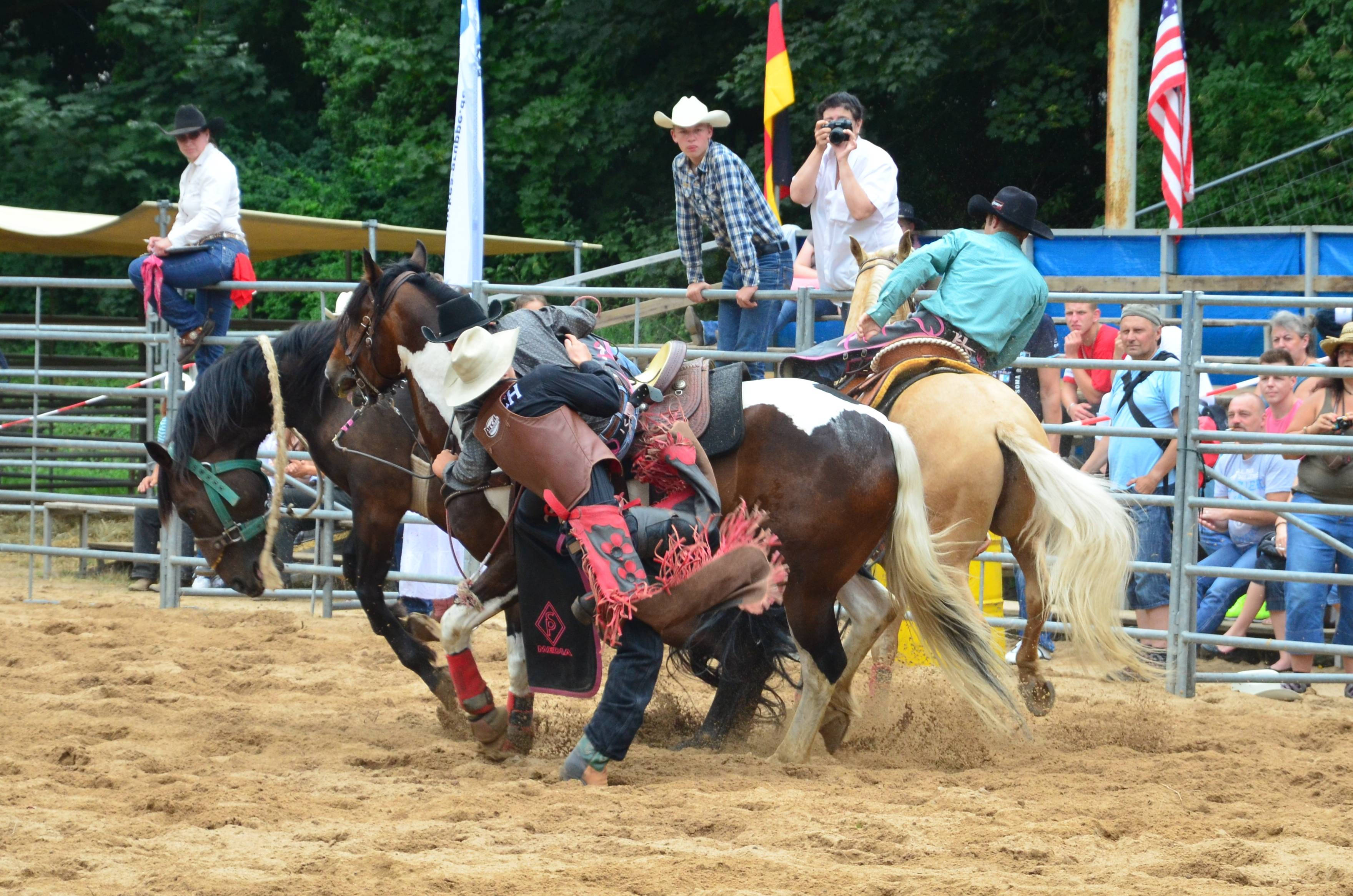 barrel race, rodeo arena, cowboy hats, 2K Desktop Wallpaper