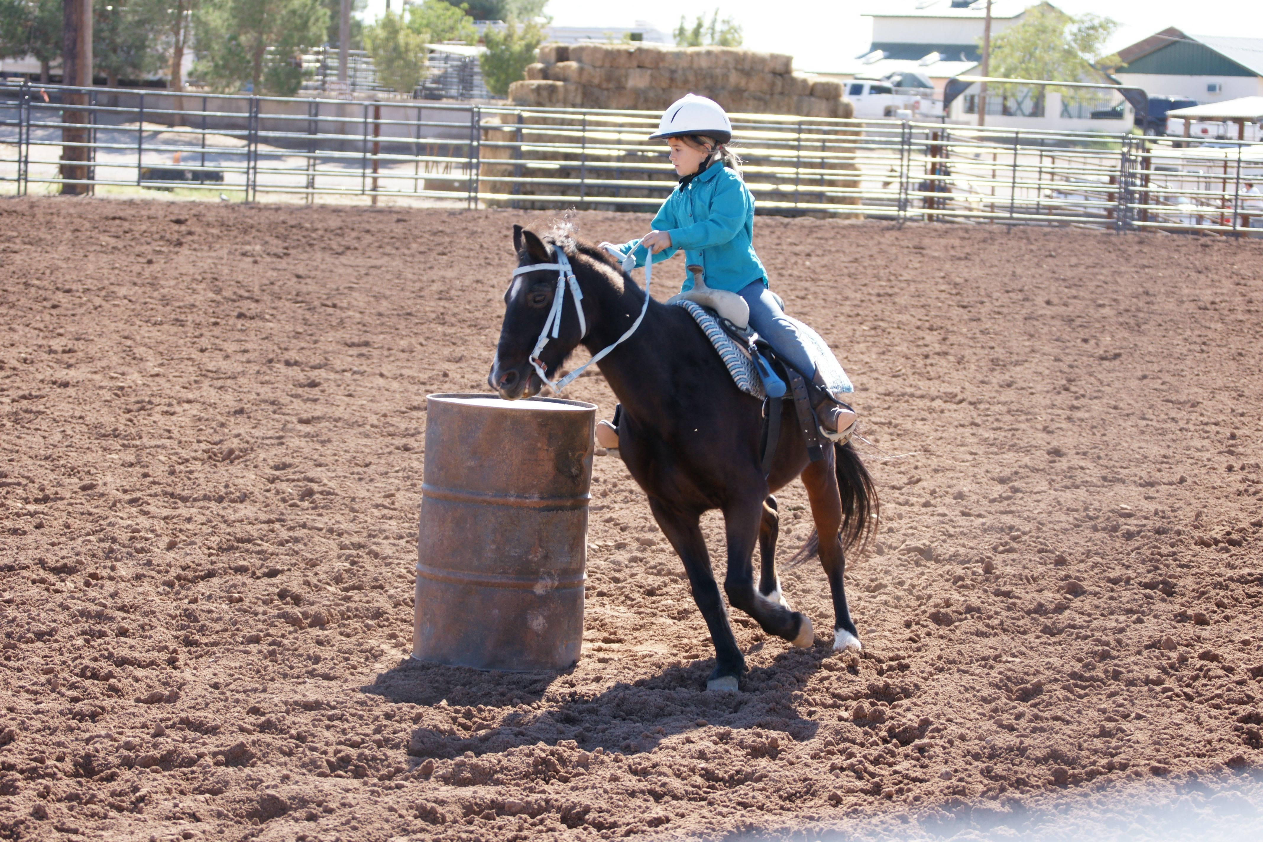 barrel racing, turquoise jacket, white helmet, 4K Desktop Wallpaper