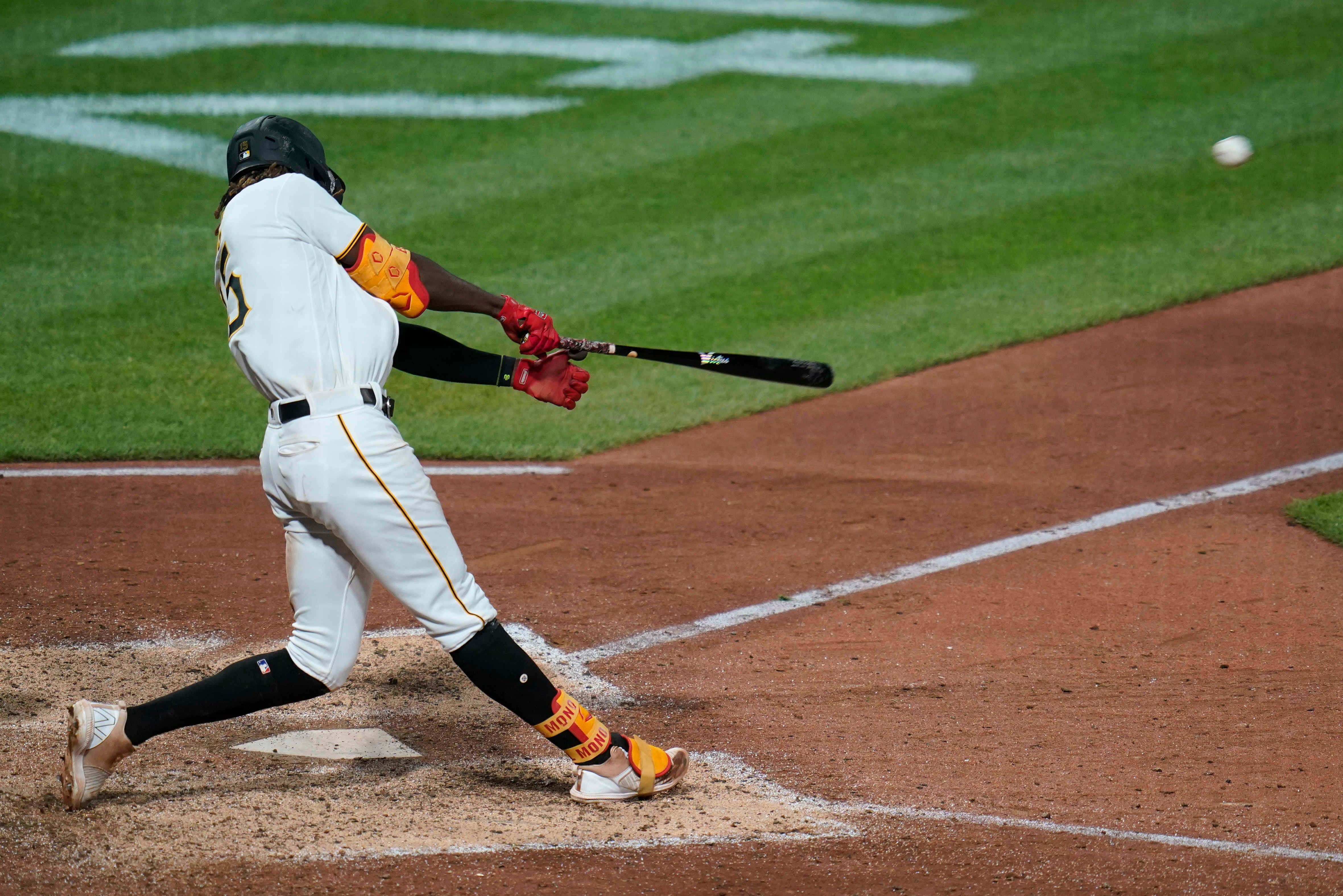 baseball player, white and orange uniform, bat, 4K Desktop Wallpaper