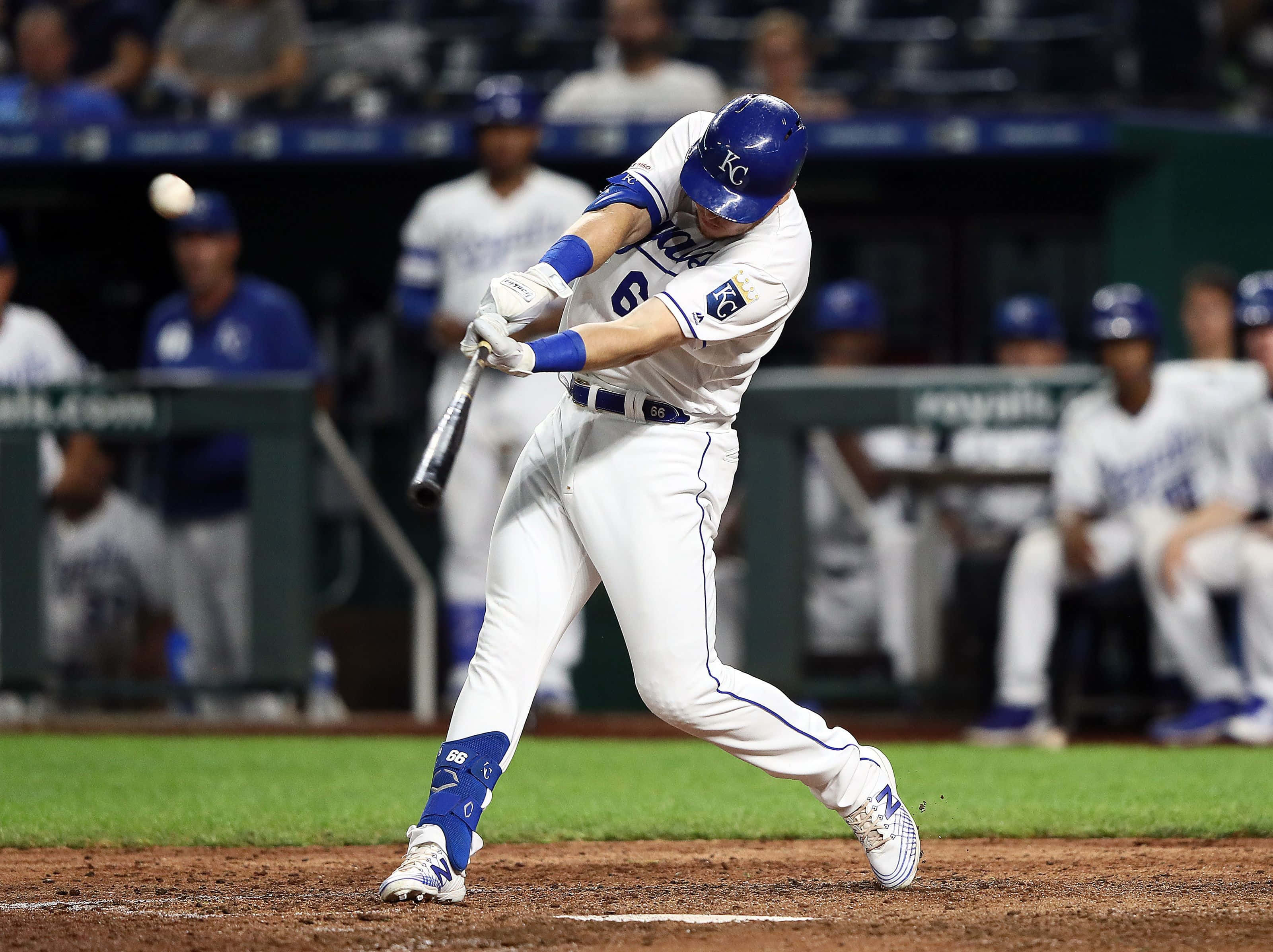 baseball player, white and blue uniform, bat, 2K Desktop Wallpaper