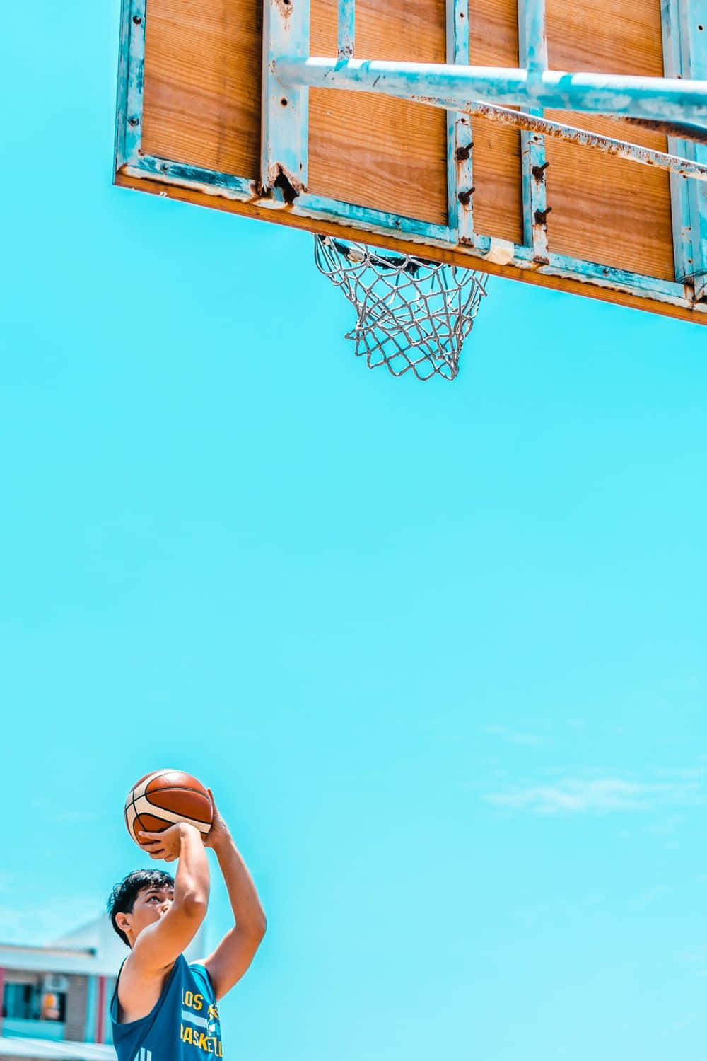 basketball player, weathered hoop, clear blue sky, HD Phone Wallpaper