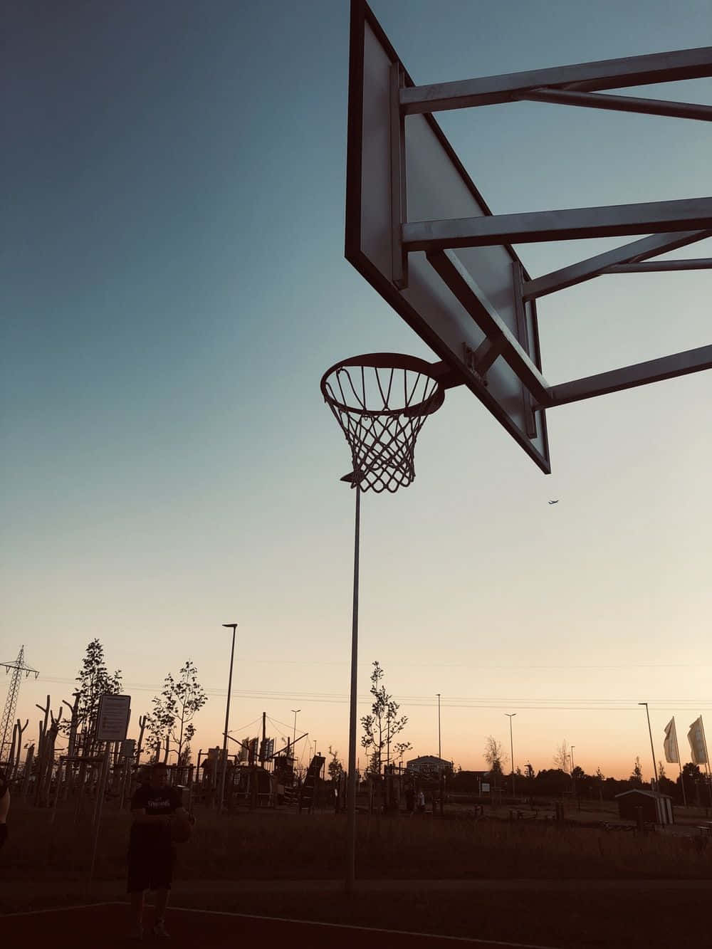 basketball court, basketball hoop, gradient sunset sky, HD Phone Wallpaper