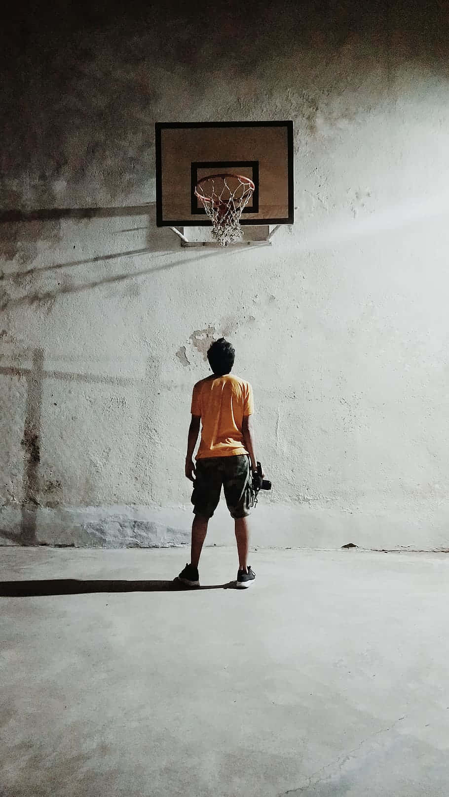 basketball player, orange shirt, weathered hoop, HD Phone Wallpaper