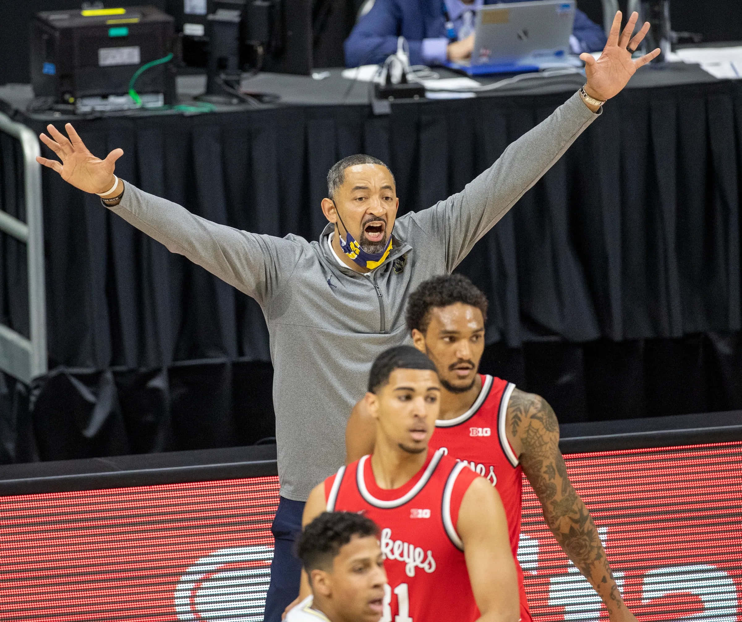 basketball coach, arms raised, shouts passionately, Full HD Desktop Wallpaper