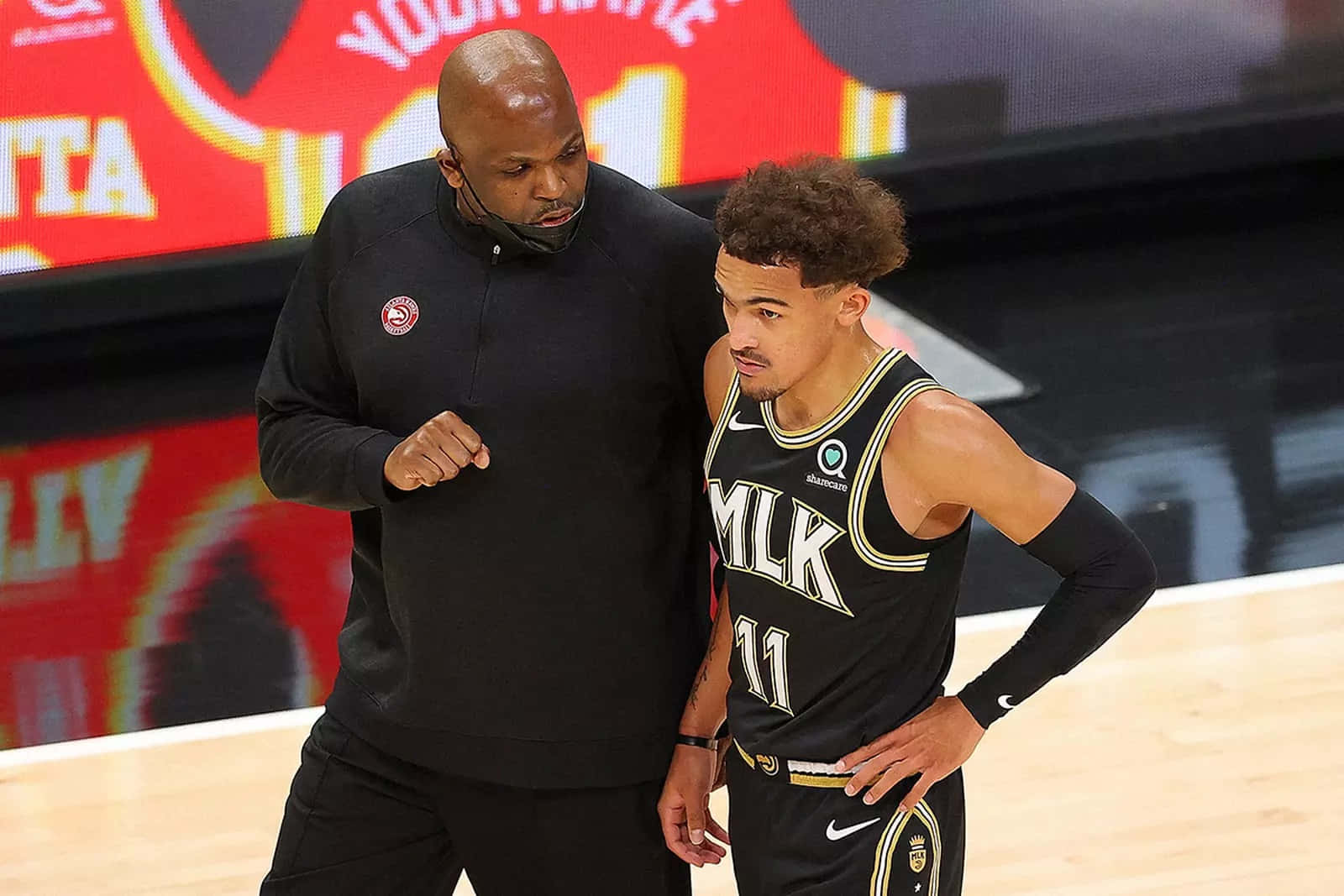 basketball coach, black gear, player in black and gold jersey, HD Desktop Wallpaper