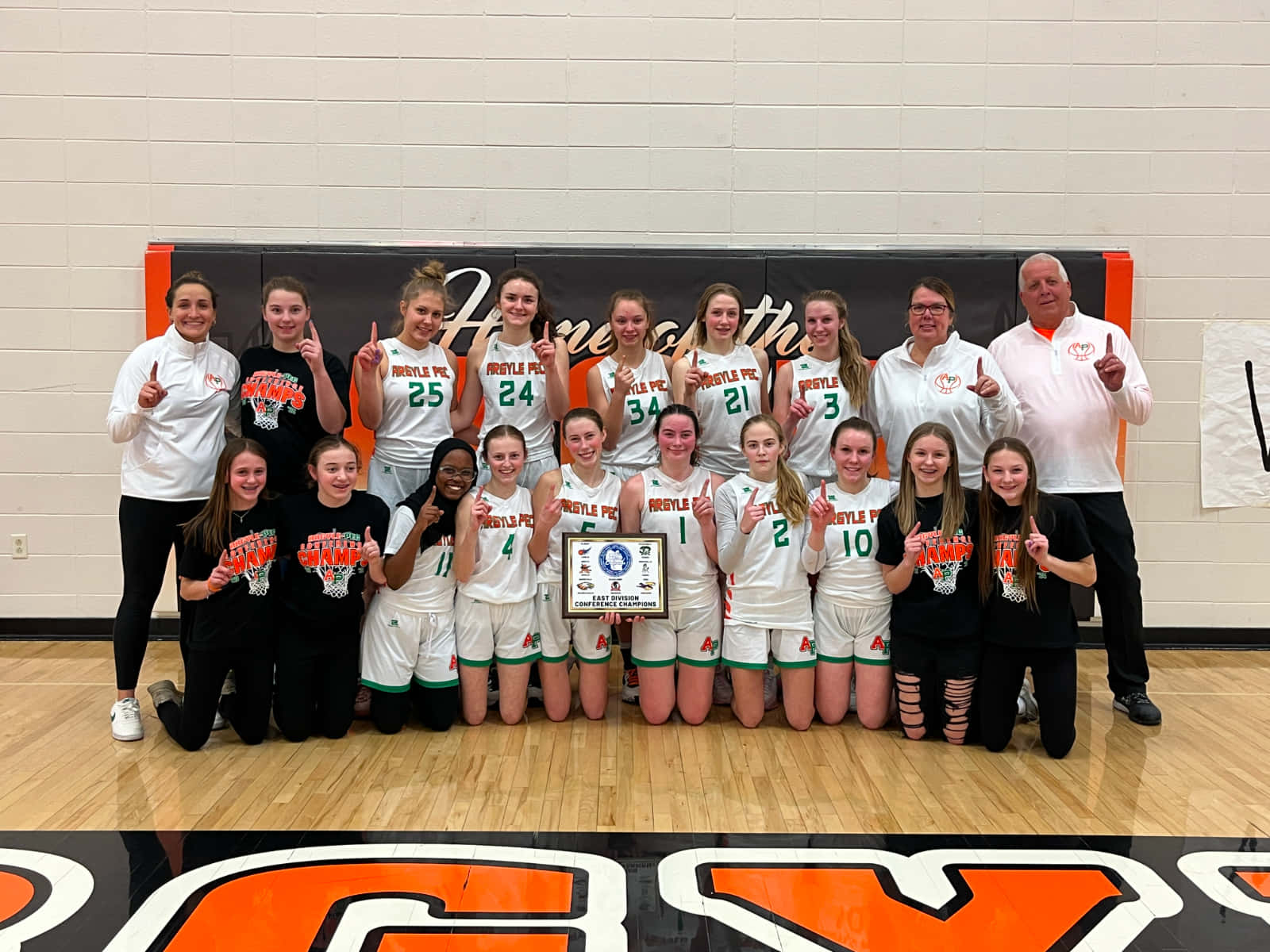 girls basketball team, championship plaque, gymnasium, HD Desktop Wallpaper