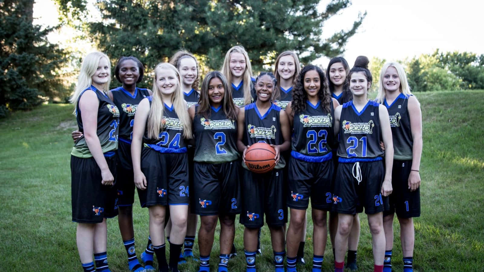 girls basketball team, blue and black uniforms, grassy field, HD Desktop Wallpaper