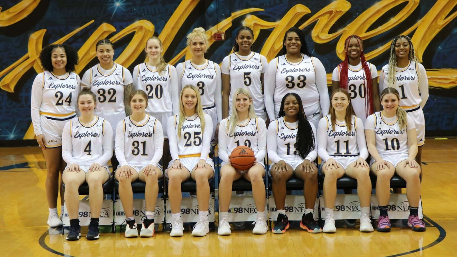 women's basketball team, white jerseys, gold trim, HD Desktop Wallpaper