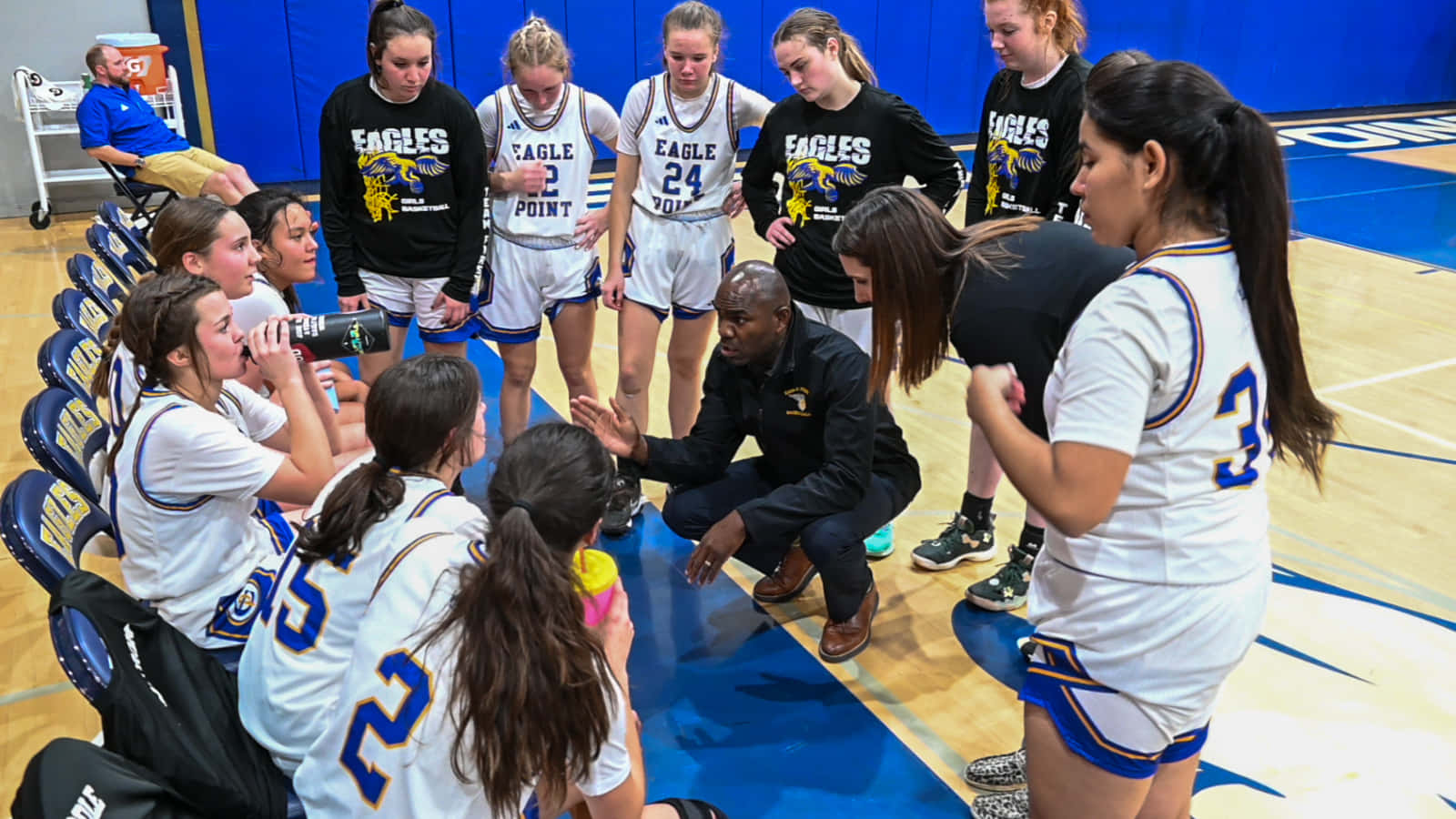 girls basketball team, coach, huddle, HD Desktop Wallpaper