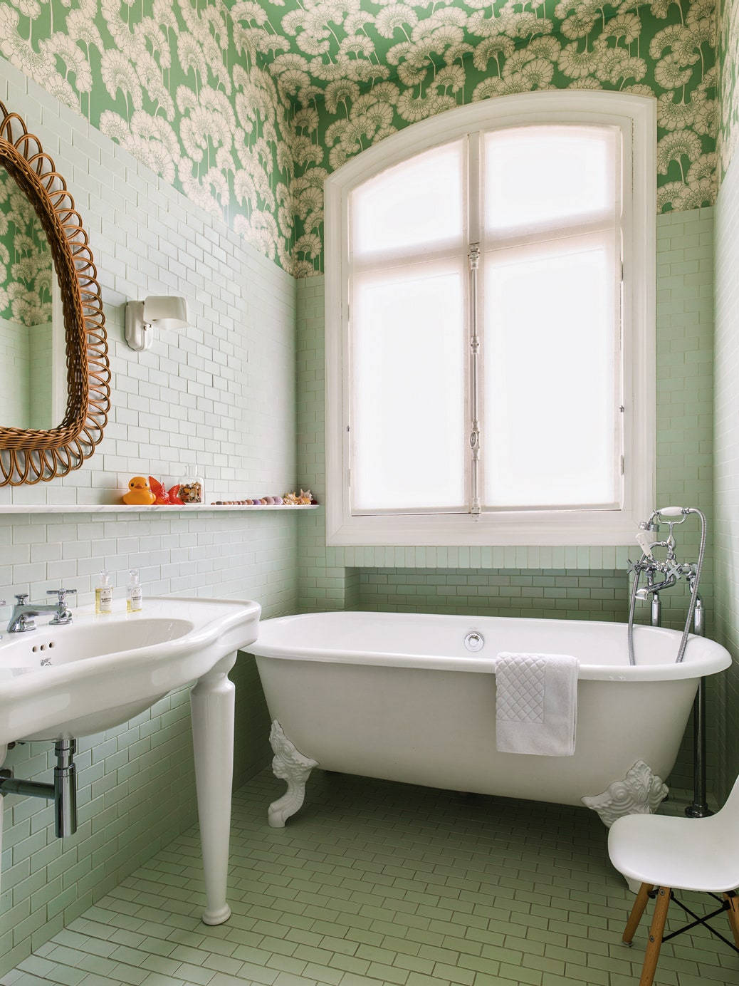 clawfoot tub, mint green tiled walls, floral wallpaper, HD Phone Wallpaper