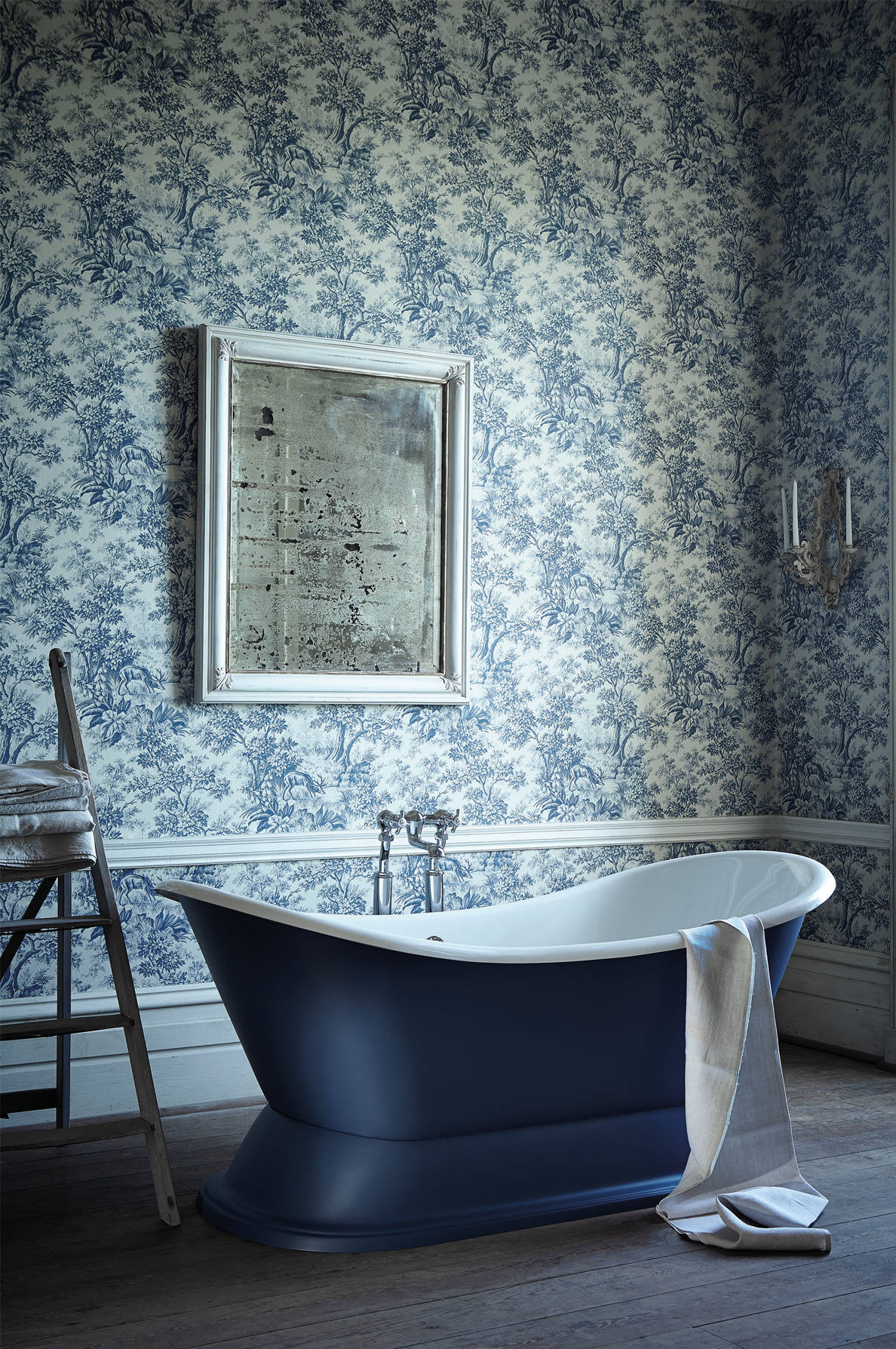 navy freestanding bathtub, vintage bathroom, blue and white toile wallpaper, HD Phone Wallpaper
