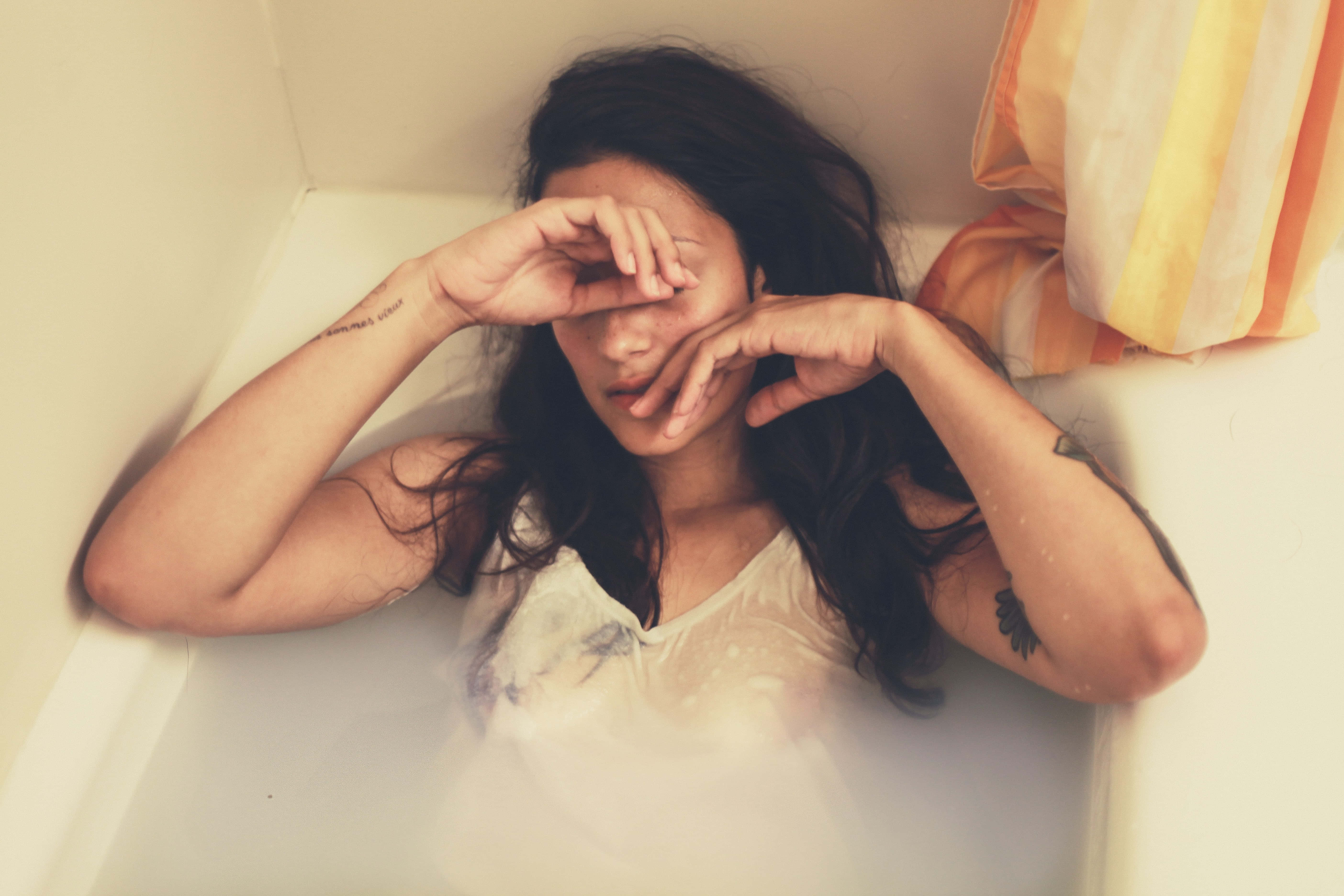emotional mujer madura, dark hair, tattoos, 5K Desktop Wallpaper