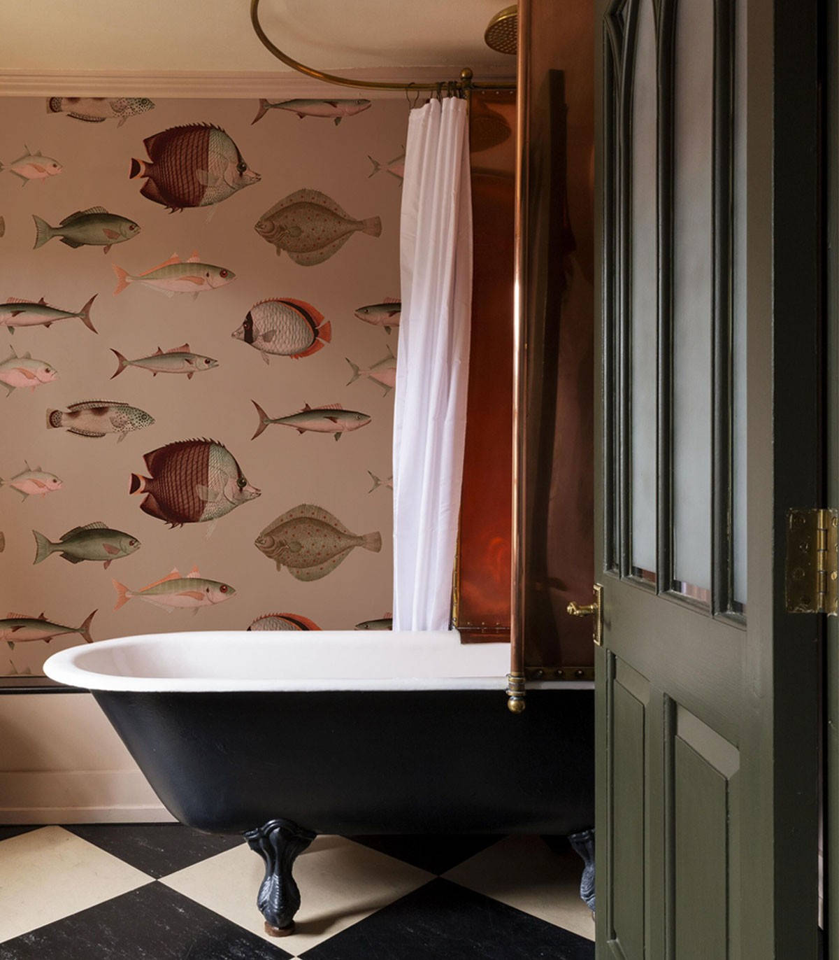 black clawfoot bathtub, fish-patterned wallpaper, checkered floor, HD Phone Wallpaper