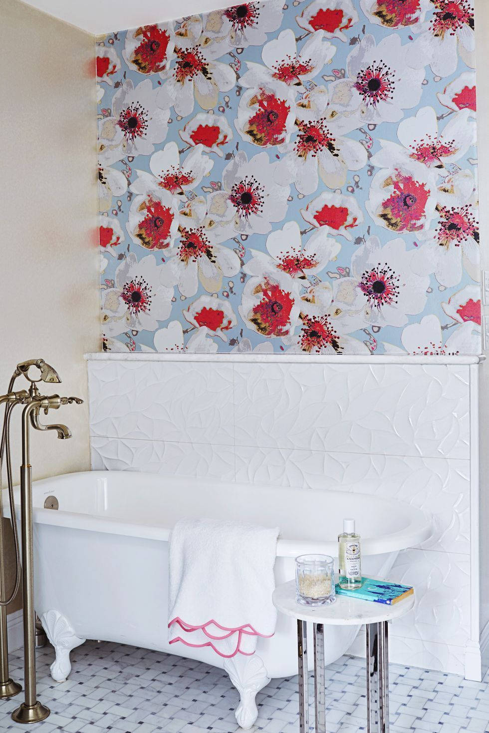 vintage clawfoot bathtub, bold floral wallpaper, red and white blossoms, HD Phone Wallpaper