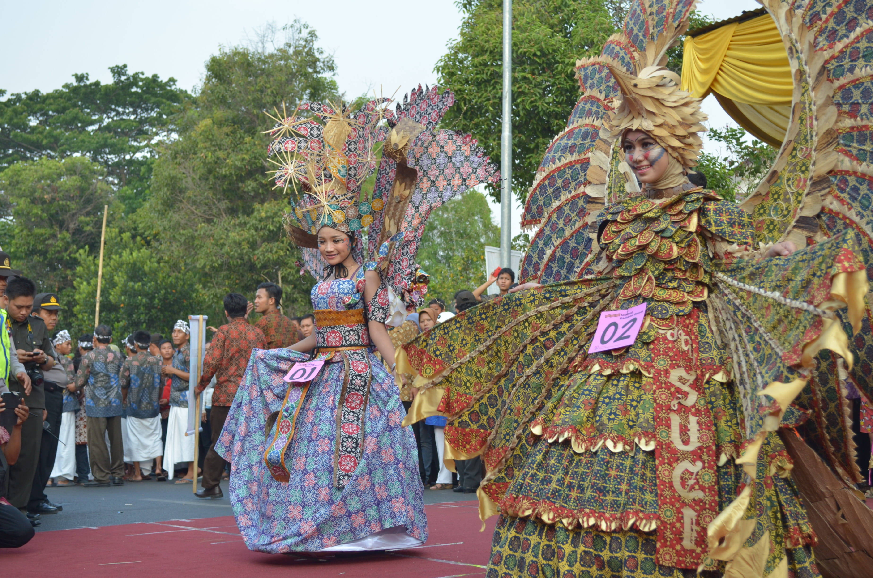 woman batik dress, elaborate traditional costumes, feathered headdresses, 2K Desktop Wallpaper