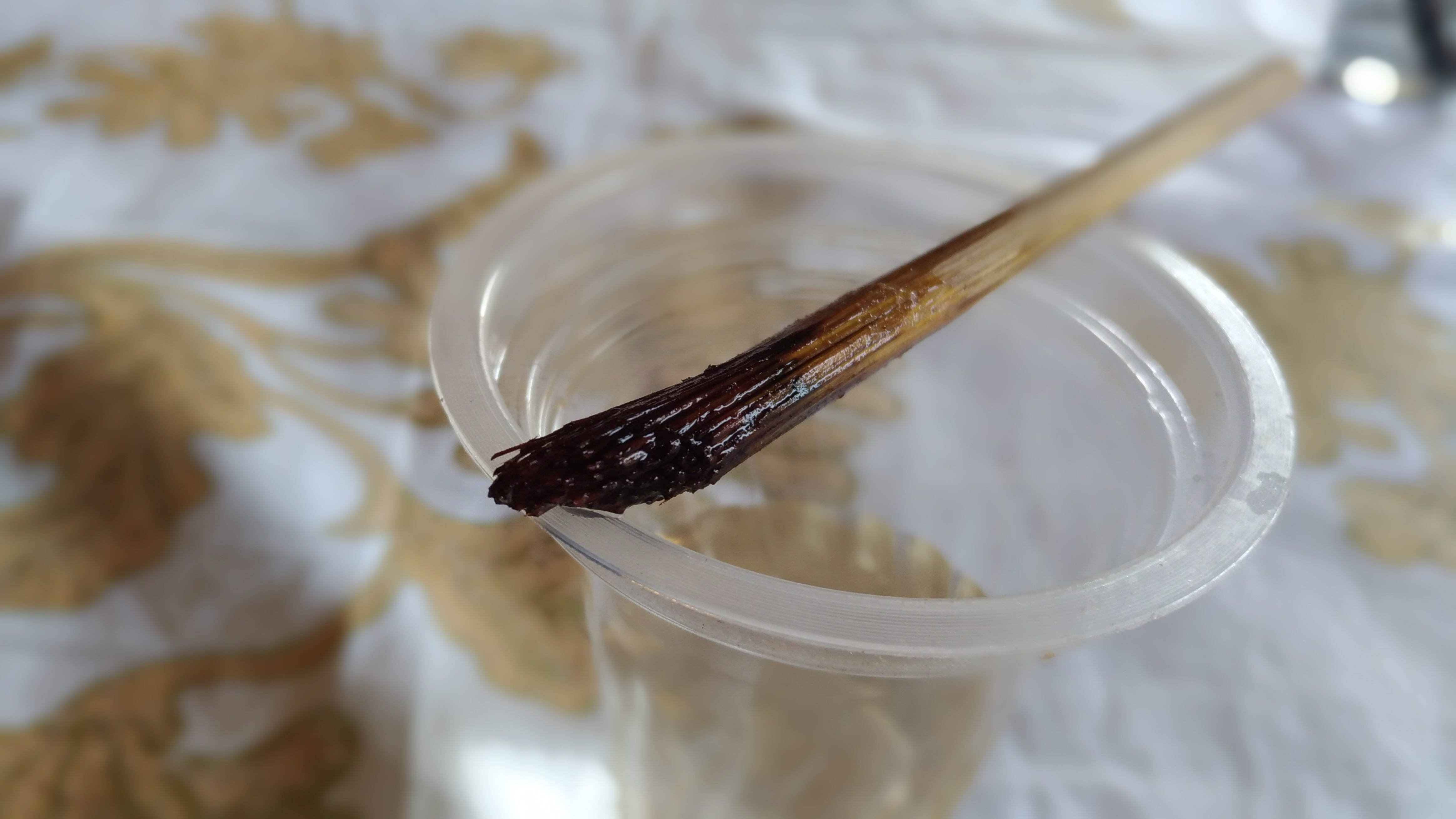 Batik Paint Brush, dark brown bristles, clear plastic cup, 4K Desktop Wallpaper