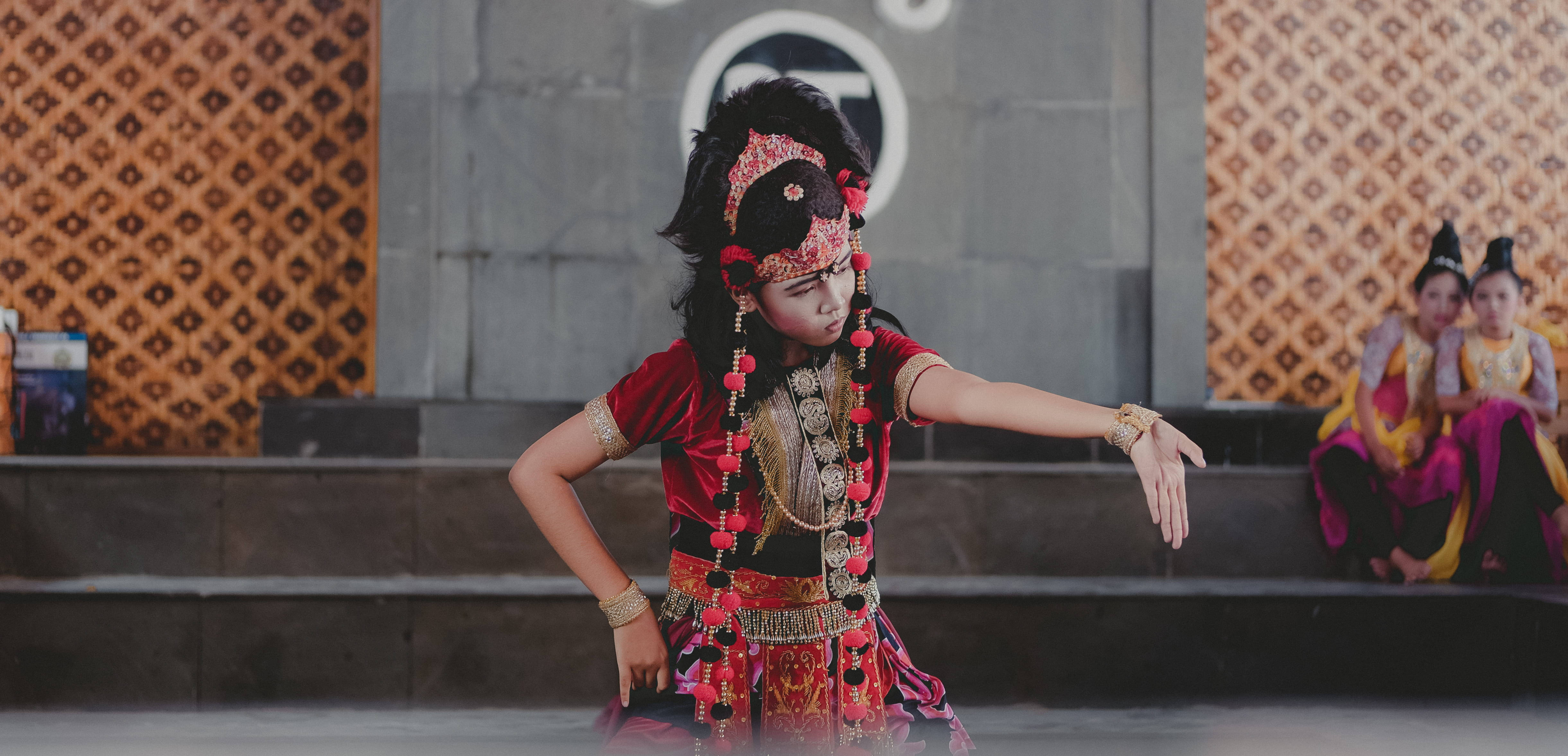 batik dancing, traditional batik dance, vibrant traditional costume, 4K Desktop Wallpaper