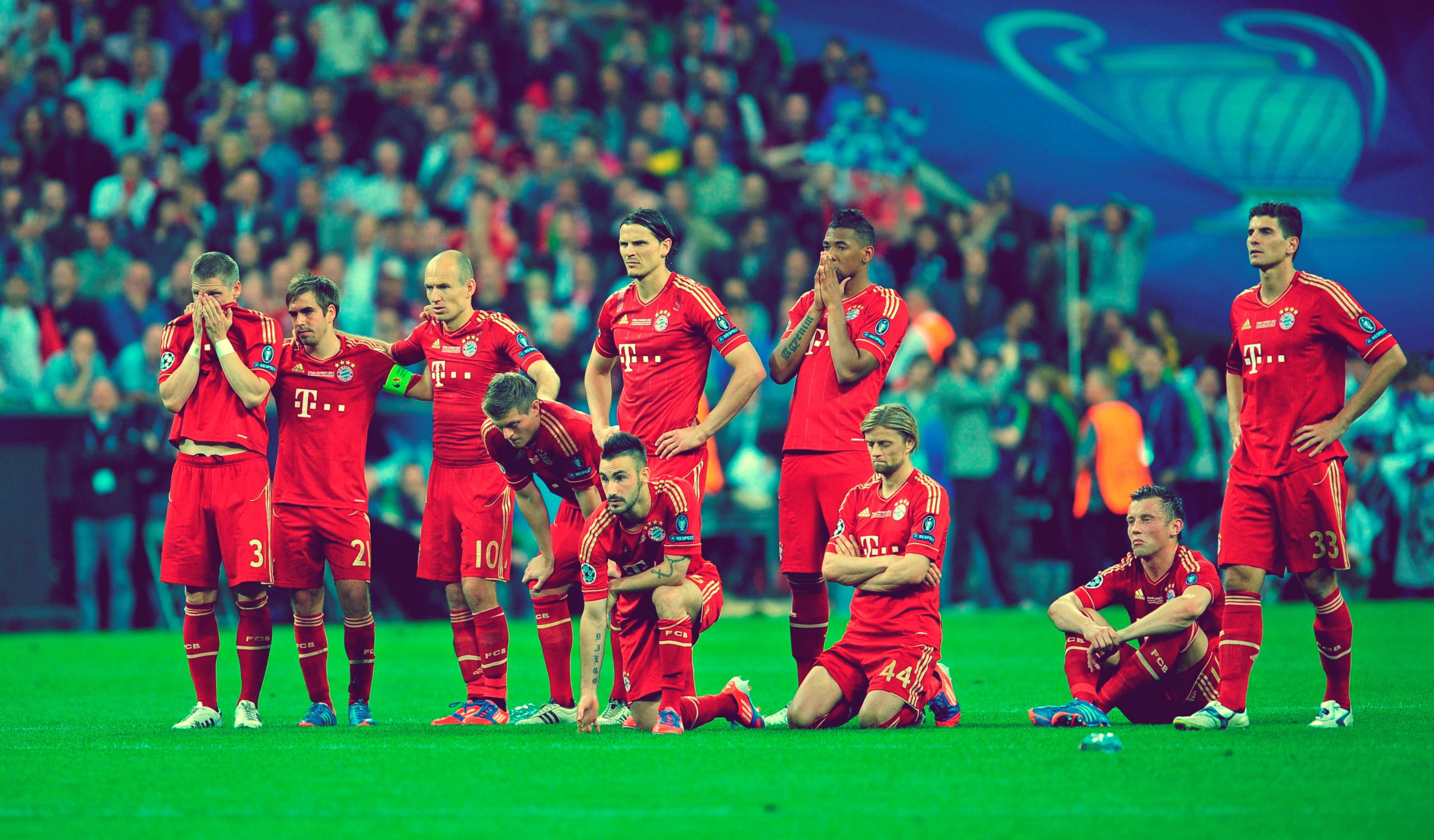 Bayern Munich, red jerseys, green pitch, 5K Desktop Wallpaper
