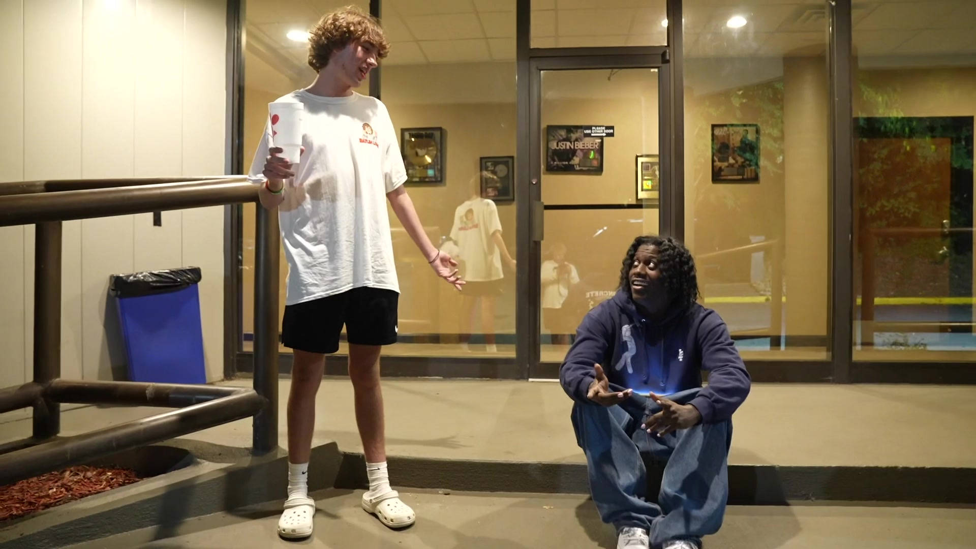 Baylen Levine, rapper Yachty, glass-fronted building, Full HD Desktop Wallpaper