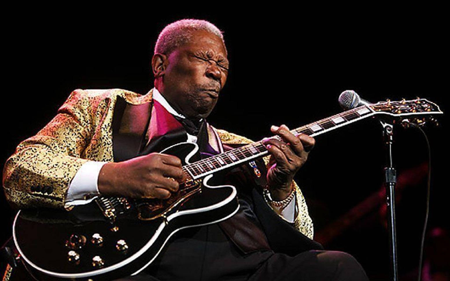 B.B. King, black electric guitar, glittering gold jacket, HD Desktop Wallpaper