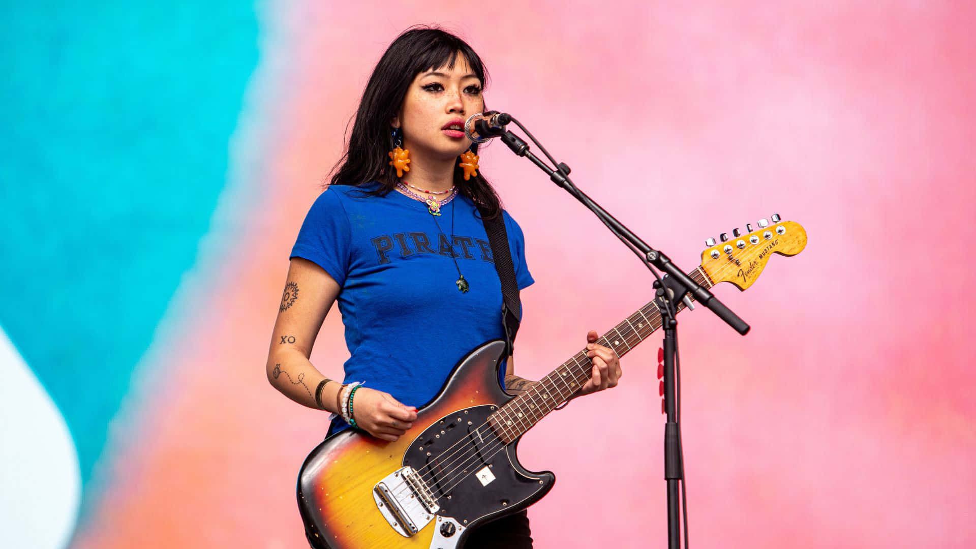 Beabadoobee, sunburst electric guitar, vibrant pink and blue gradient backdrop, Full HD Desktop Wallpaper