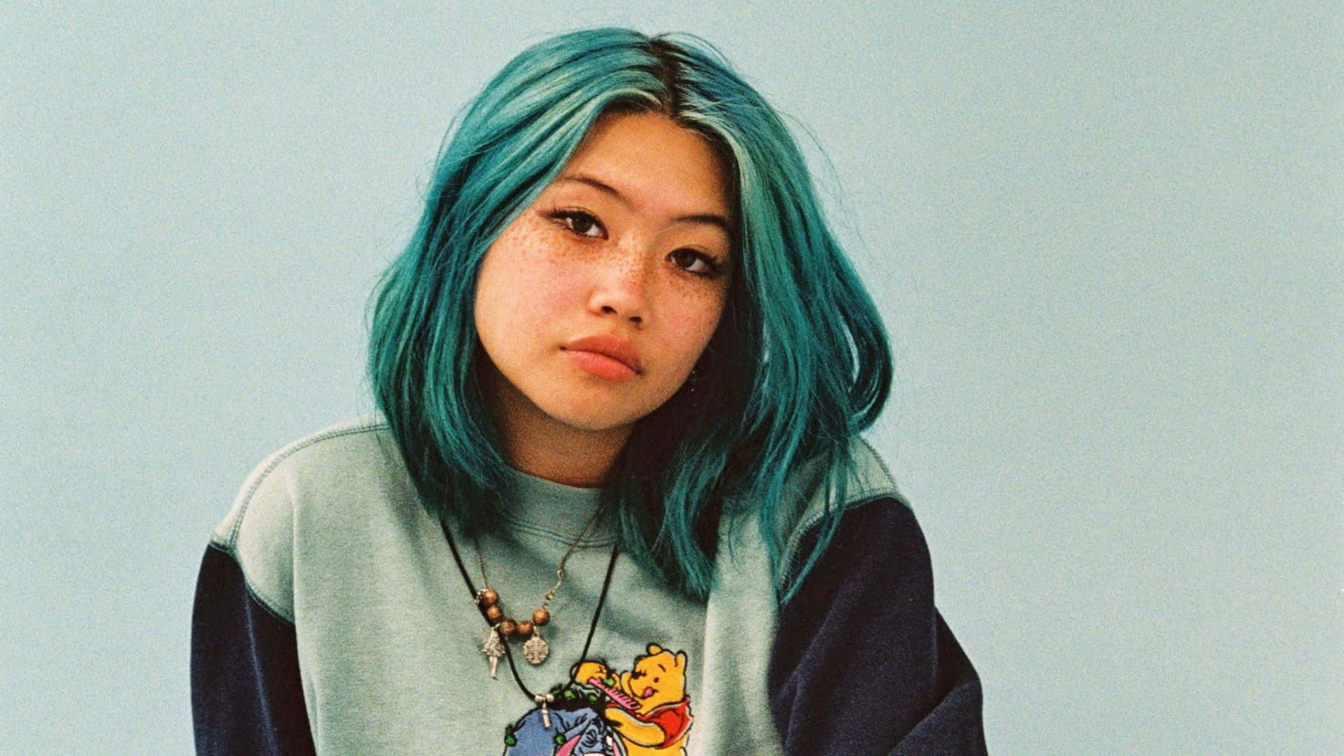 Beabadoobee, vibrant teal hair, freckles, Full HD Desktop Wallpaper
