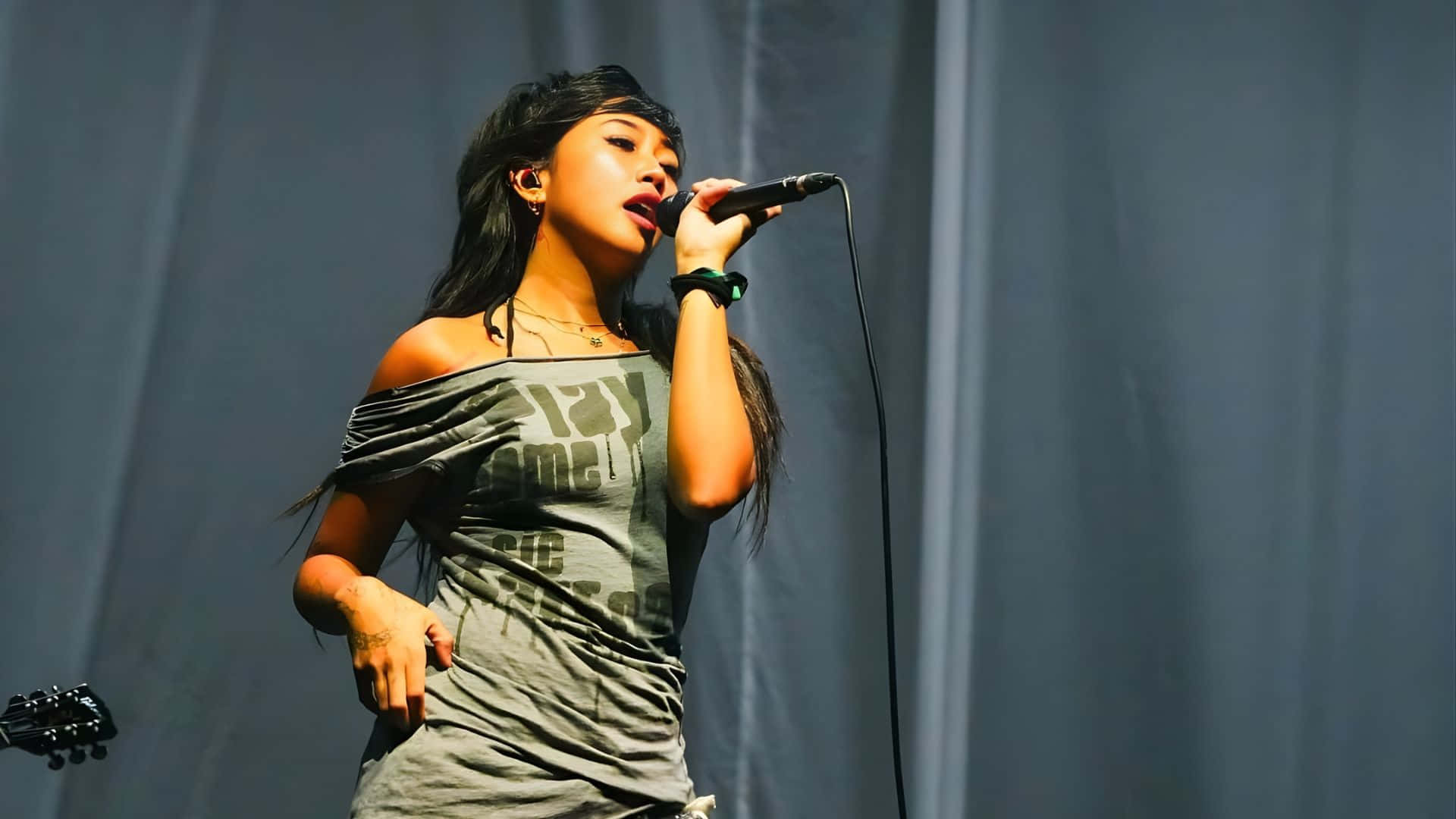 Beabadoobee, live performance, dimly lit stage, Full HD Desktop Wallpaper