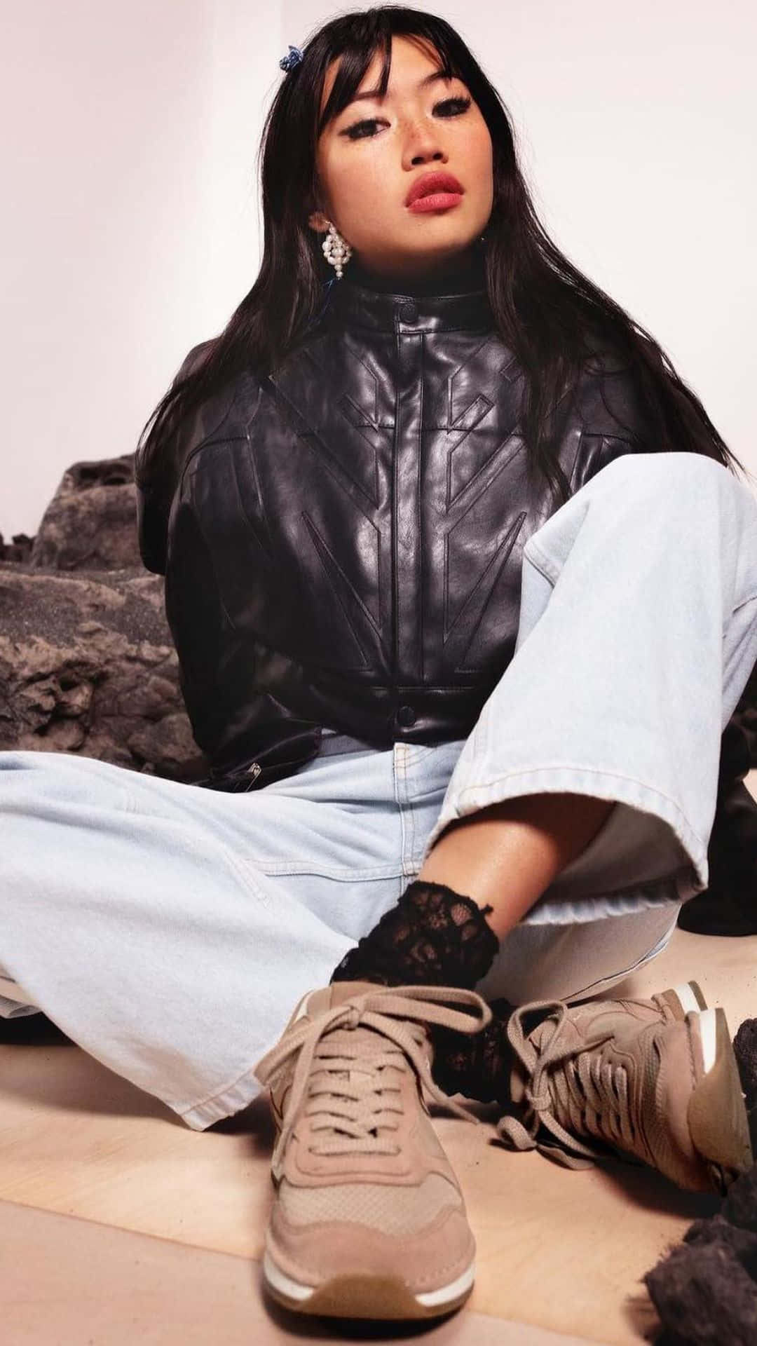 Beabadoobee, black quilted leather jacket, light blue jeans, Full HD Phone Wallpaper