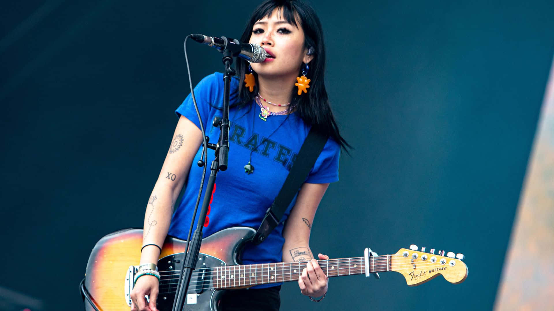 Beabadoobee, sunburst Fender electric guitar, orange earrings, Full HD Desktop Wallpaper