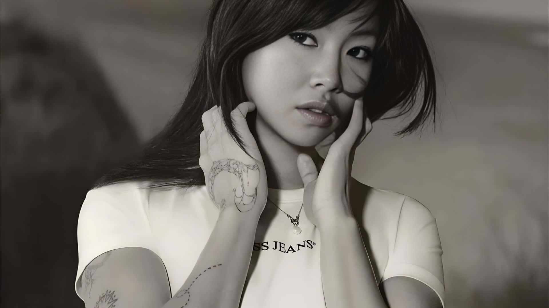 Beabadoobee, dark hair, tattoos on arms and hands, Full HD Desktop Wallpaper