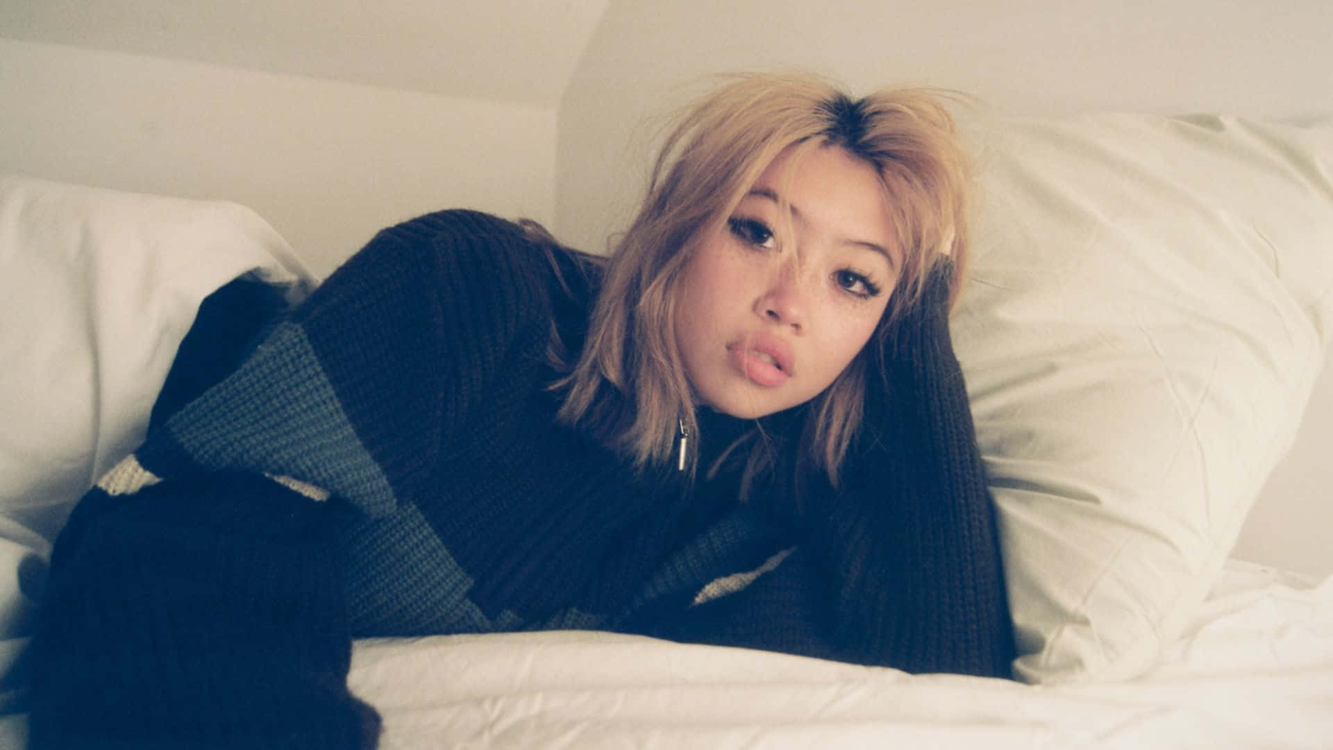 Beabadoobee, blonde hair, white pillows, Full HD Desktop Wallpaper