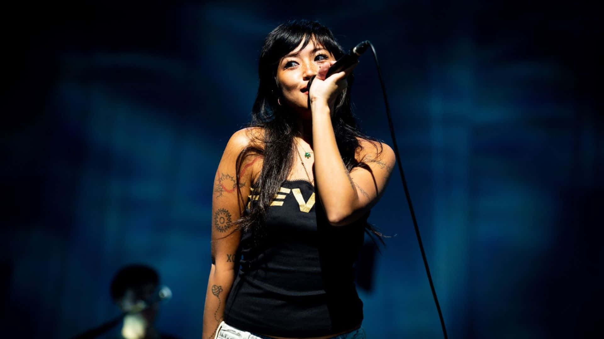 Beabadoobee, live performance, microphone, Full HD Desktop Wallpaper