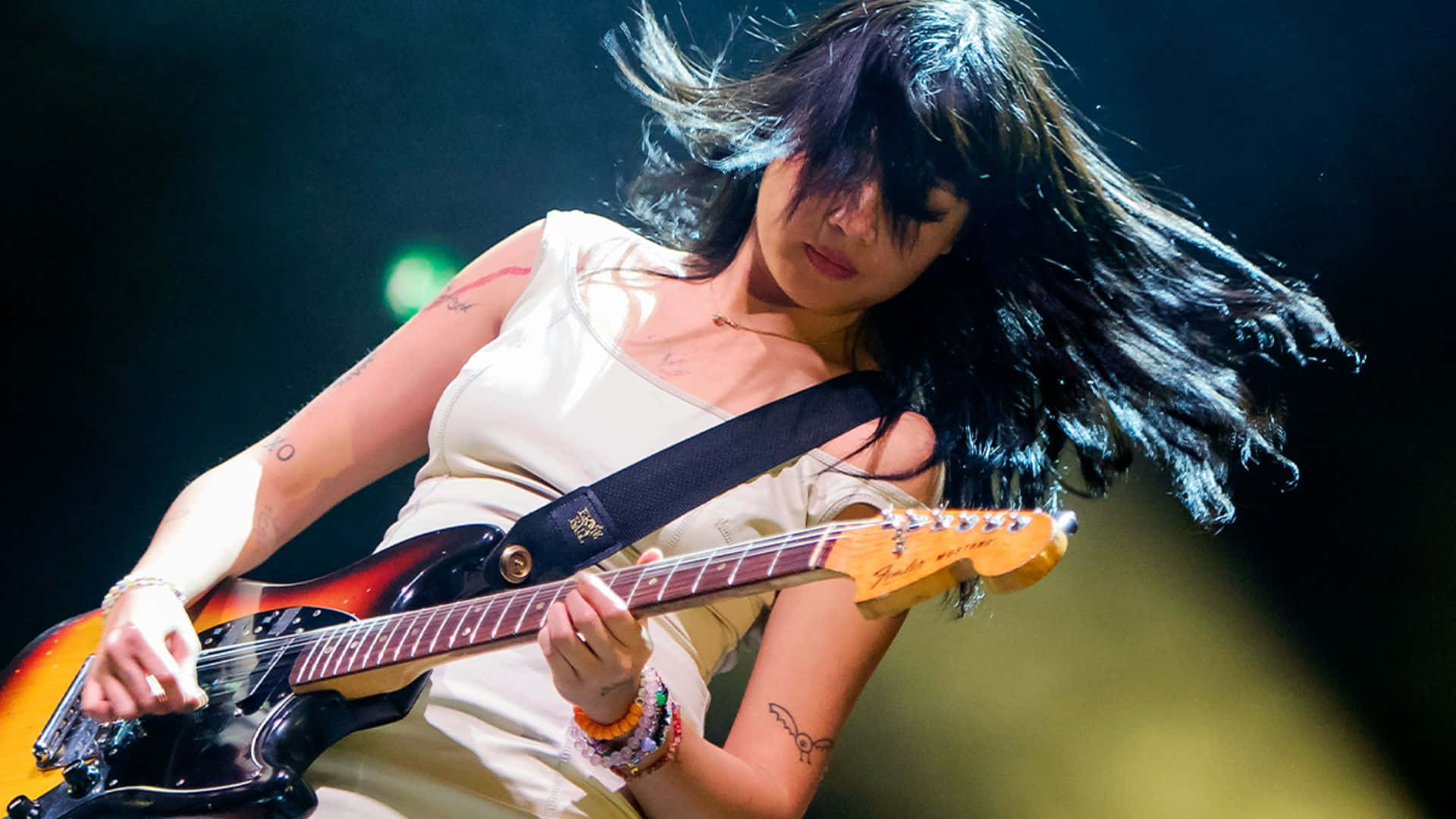 Beabadoobee, sunburst electric guitar, stage lights, Full HD Desktop Wallpaper