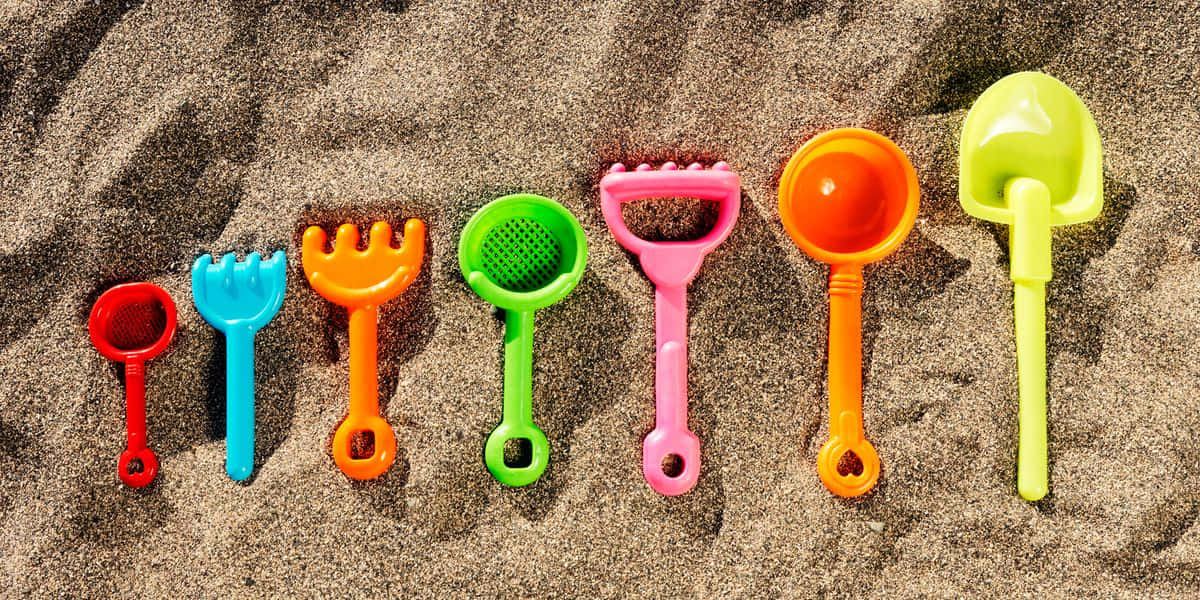 beach toys, plastic, textured sand, SD Desktop Wallpaper