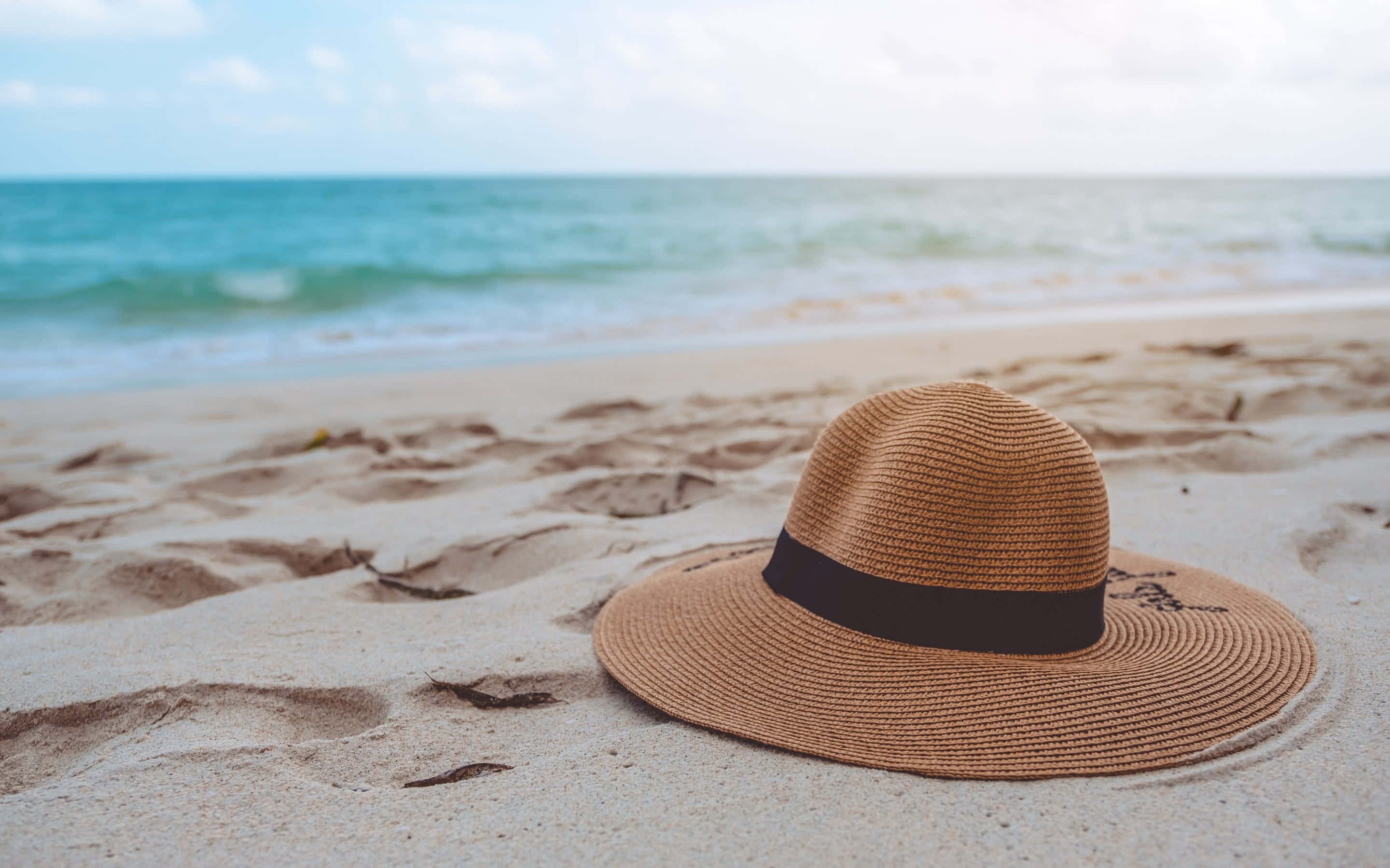 woven straw sun hat, dark band, textured sand, 2K Desktop Wallpaper