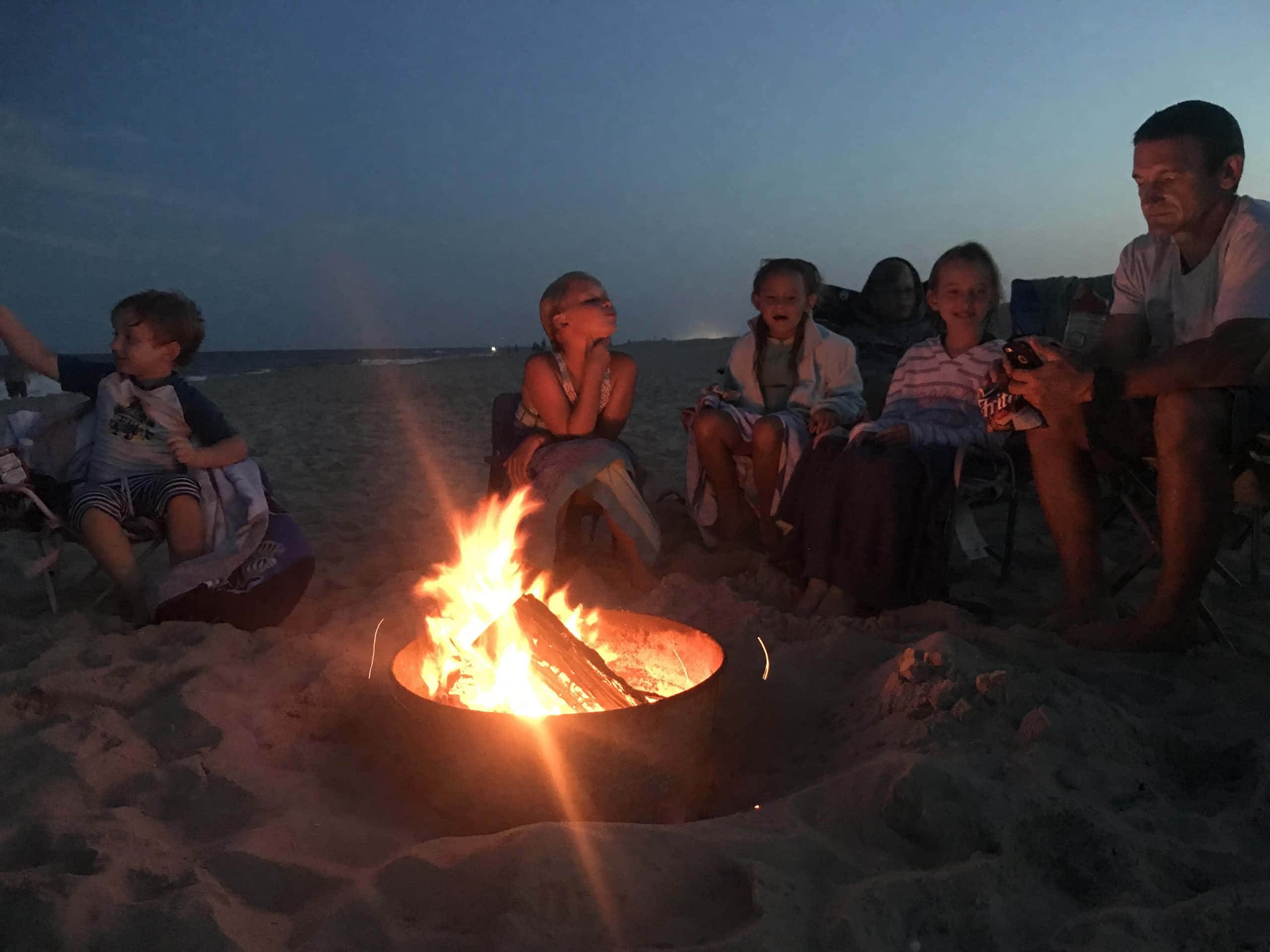 beachside fire pit, twilight, family, 2K Desktop Wallpaper