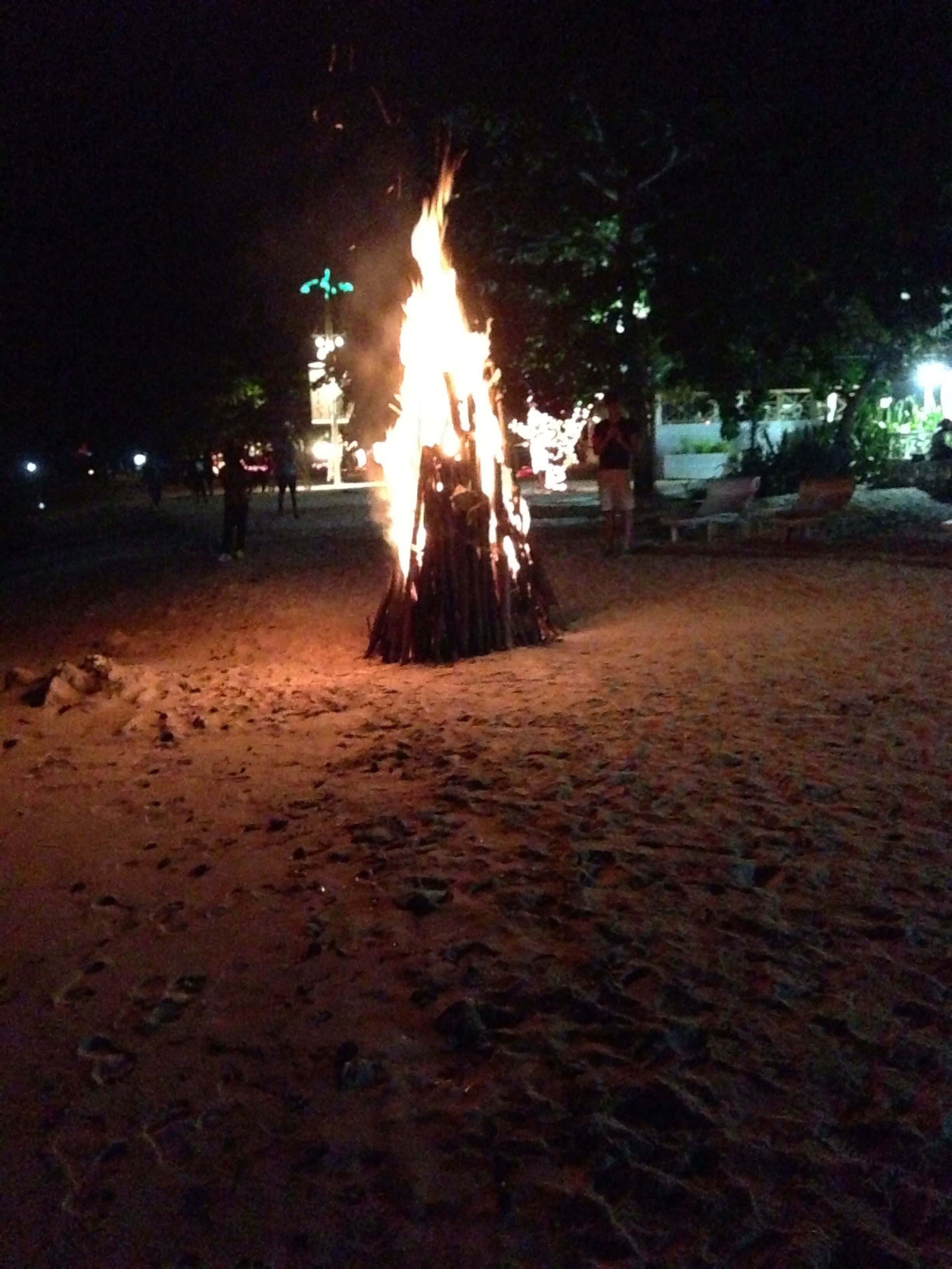 beachside campfire, bonfire, sandy beach, 2K Phone Wallpaper