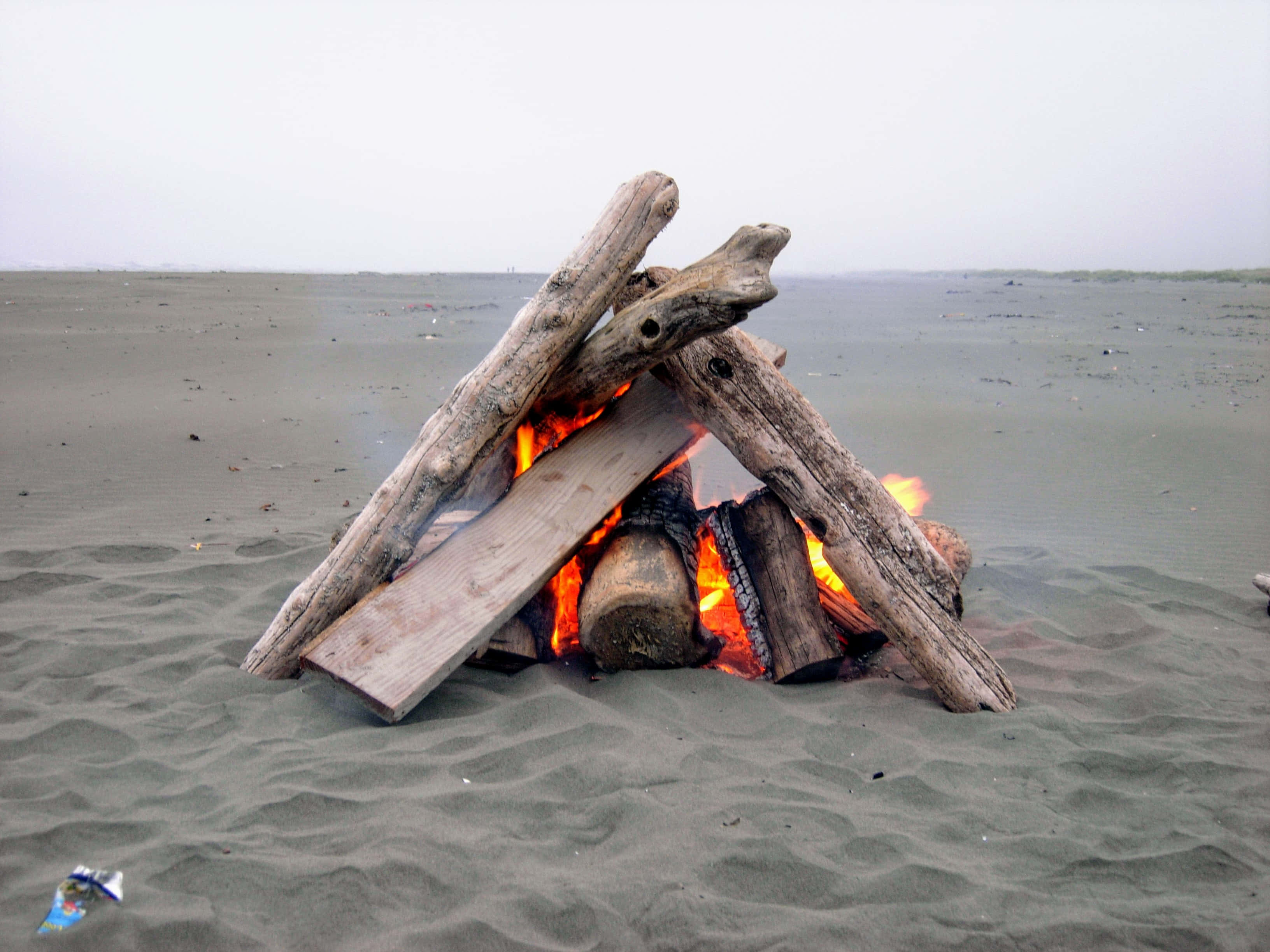 beach campfire, driftwood, logs, 2K Desktop Wallpaper