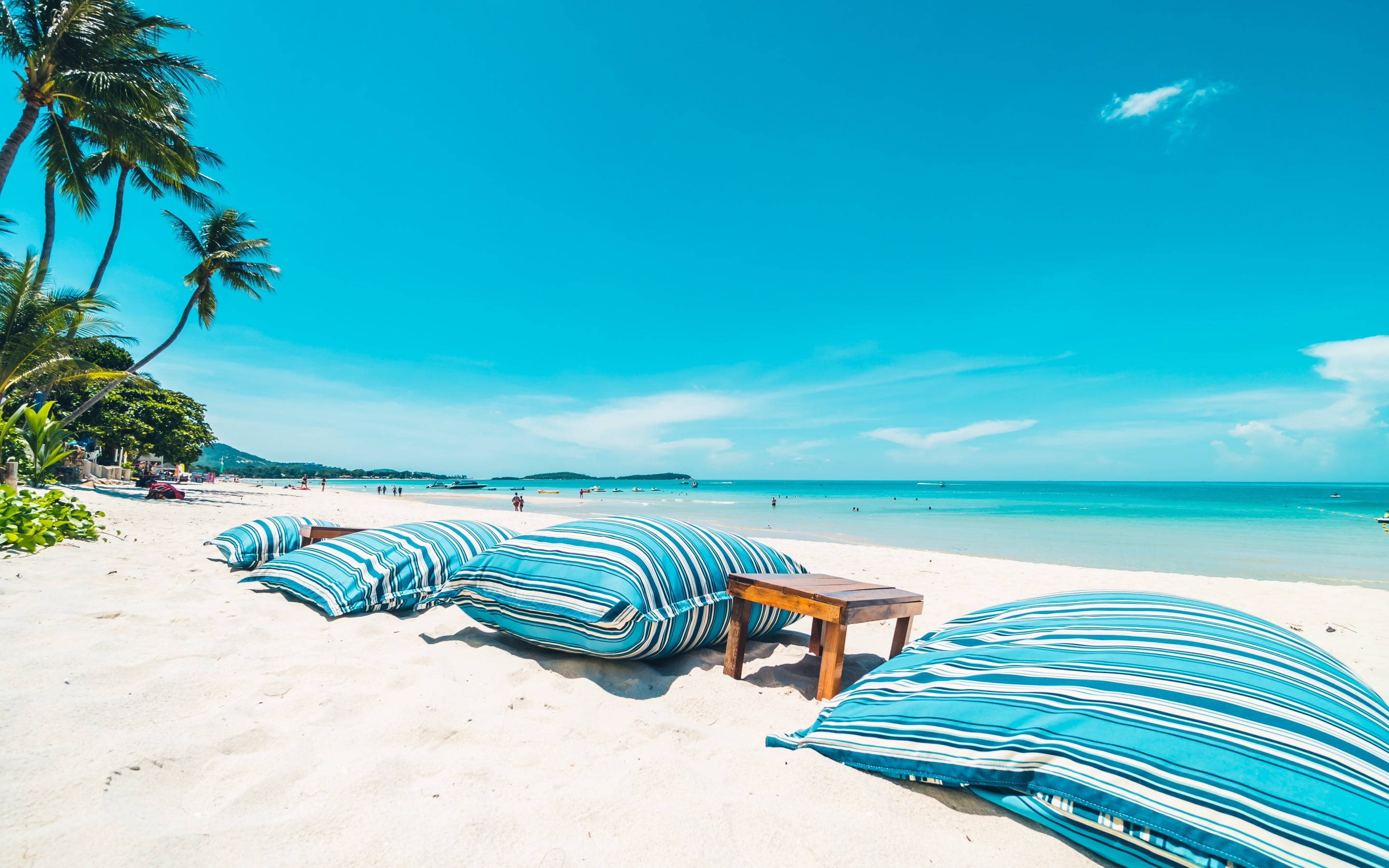 blue and white bean bags, white sand, palm trees, 2K Desktop Wallpaper