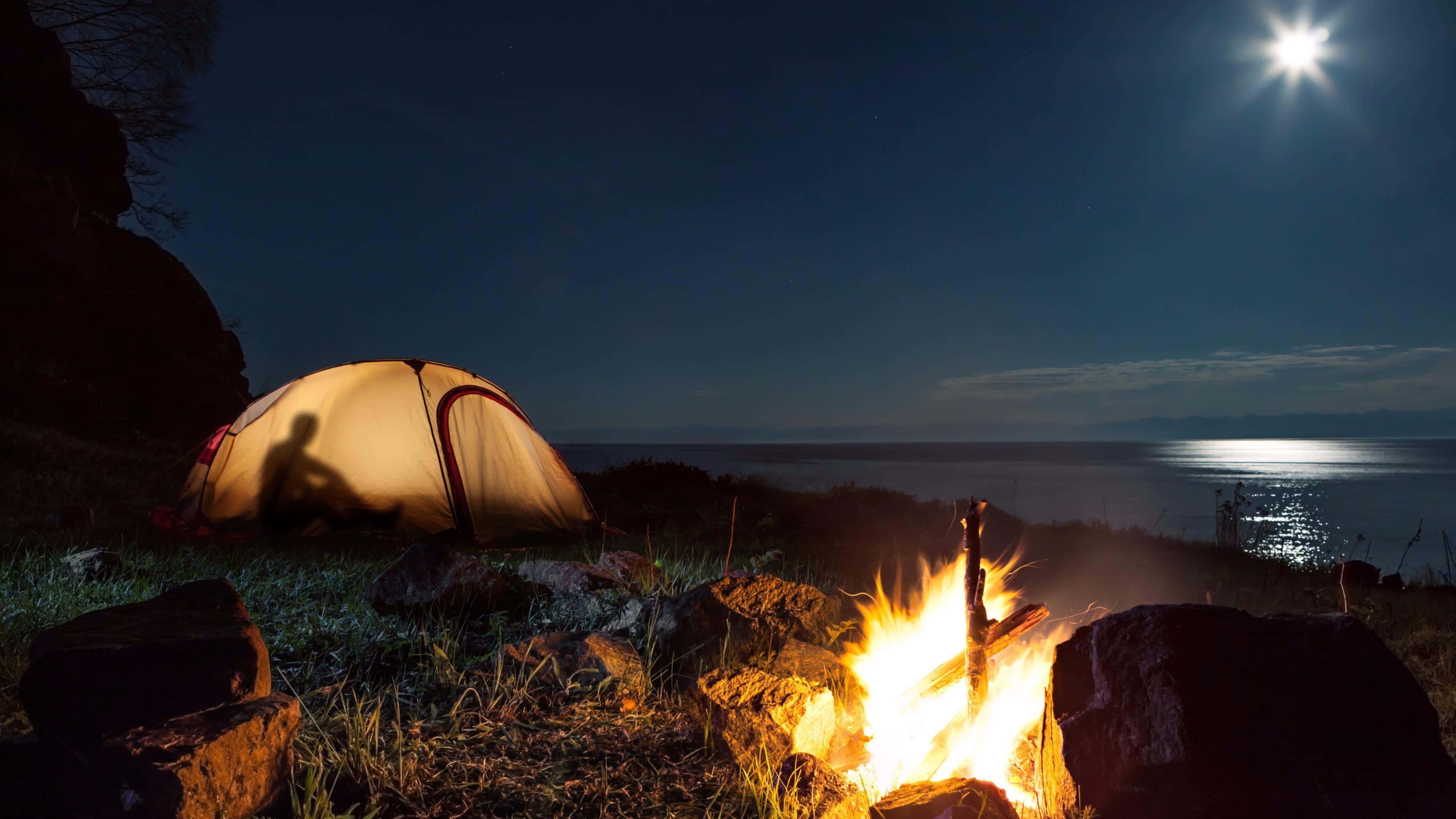 glowing tent, campfire, rocky shore, 4K Desktop Wallpaper