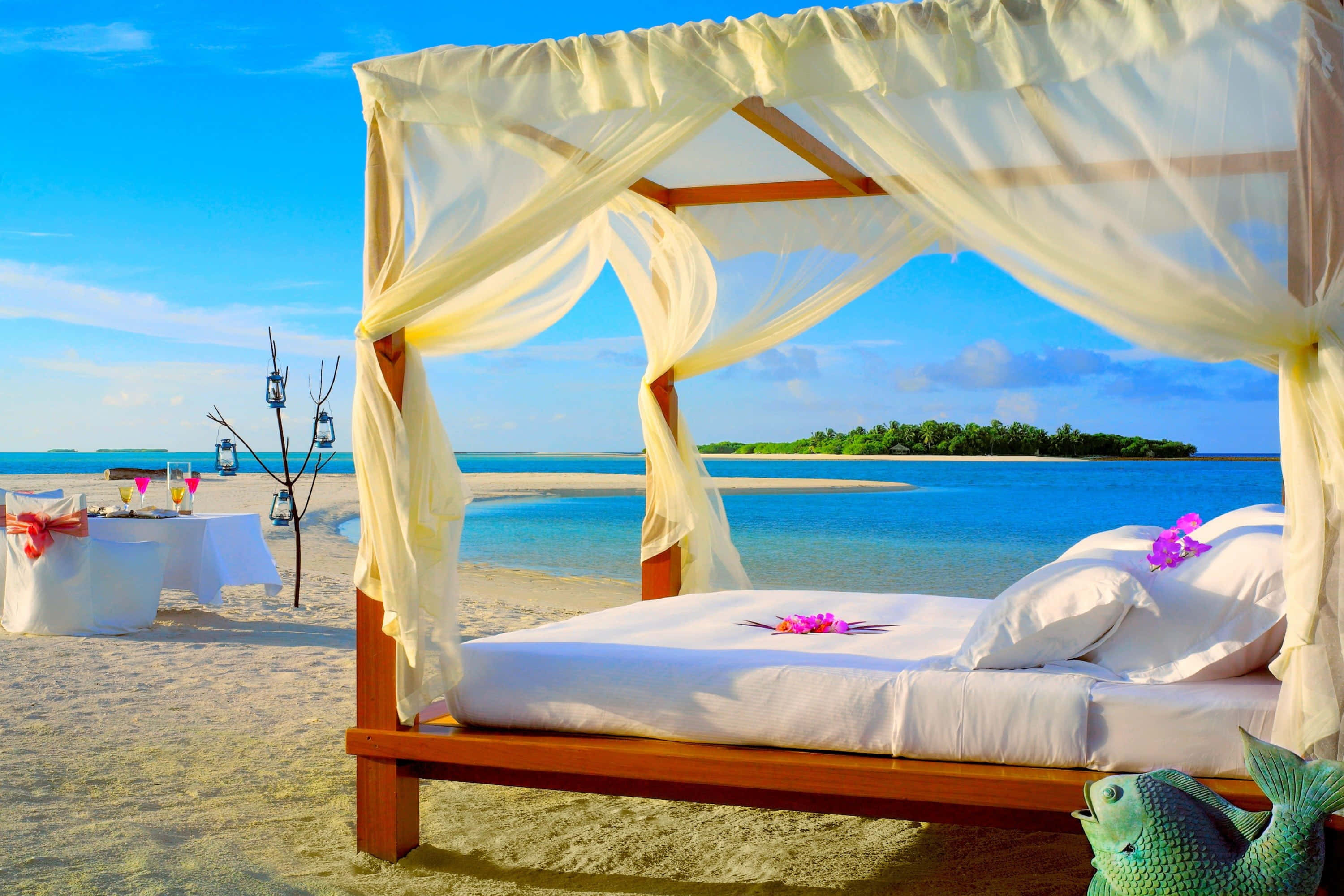 beach daybed 3000 x 2000, wooden daybed, cream drapes, 2K Desktop Wallpaper