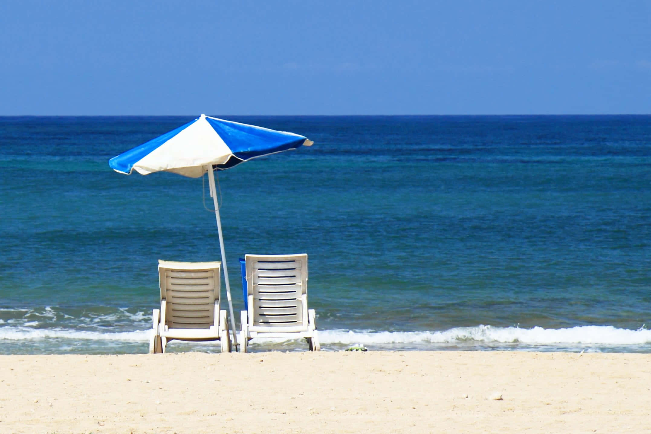 beach daybed, white beach chairs, blue and white umbrella, Full HD Desktop Wallpaper