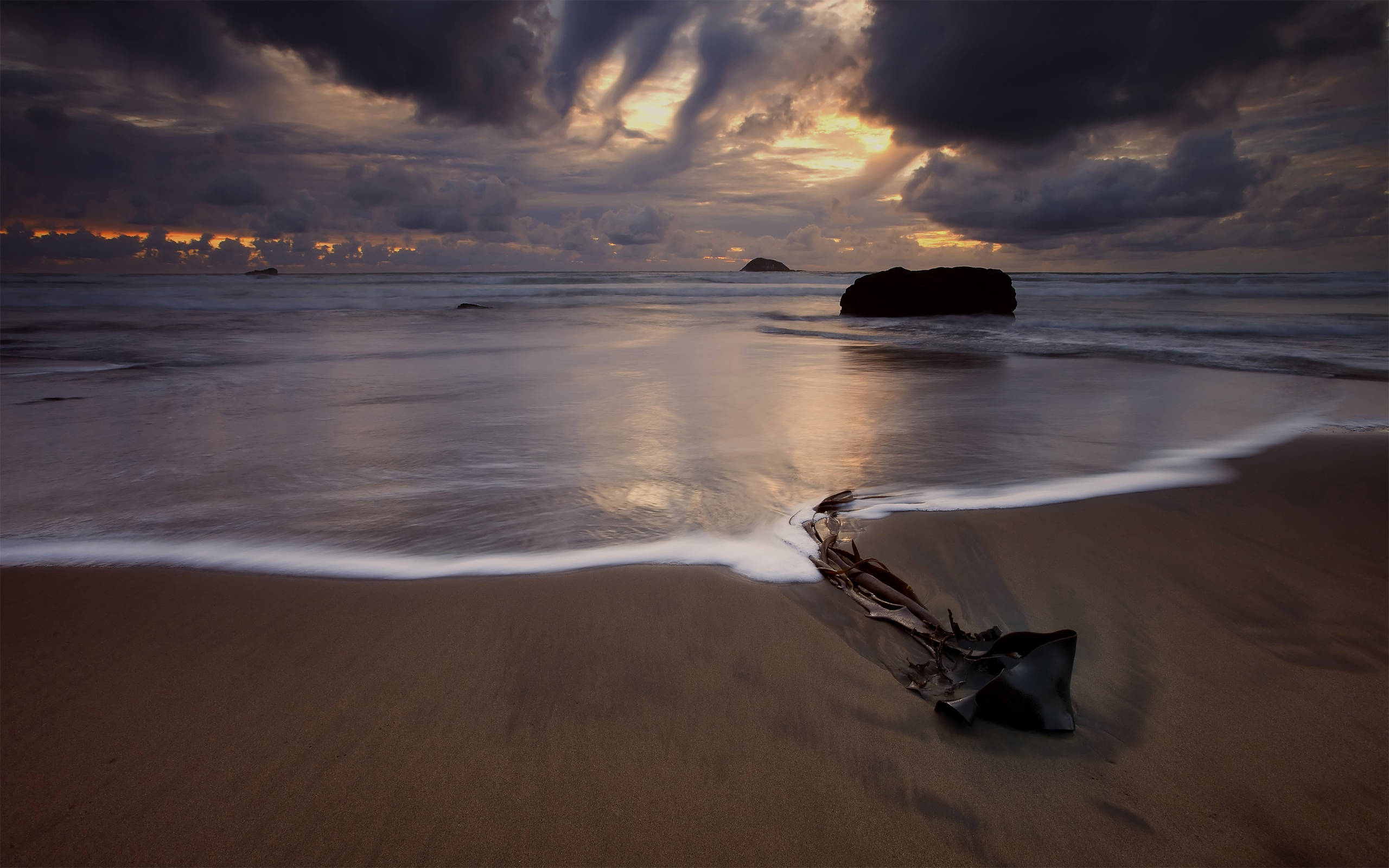 Dark Cloudy Beach Desktop, dramatic sunset, calm beach, 2K Desktop Wallpaper