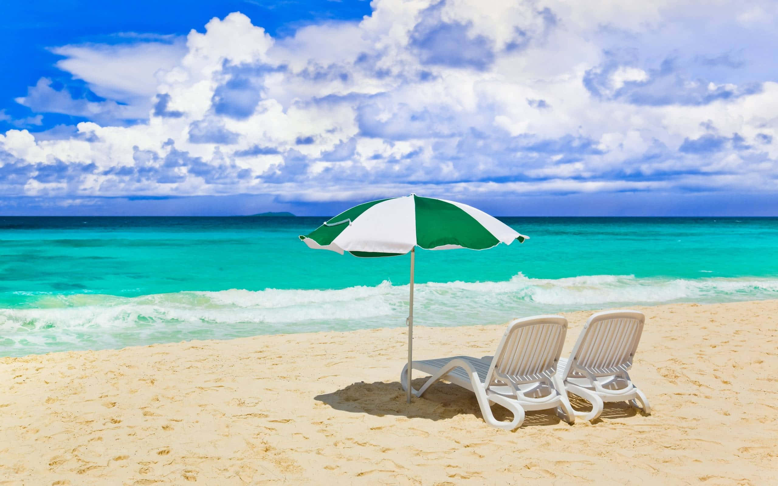 Summertime Beach Seat, white lounge chairs, green and white umbrella, 2K Desktop Wallpaper