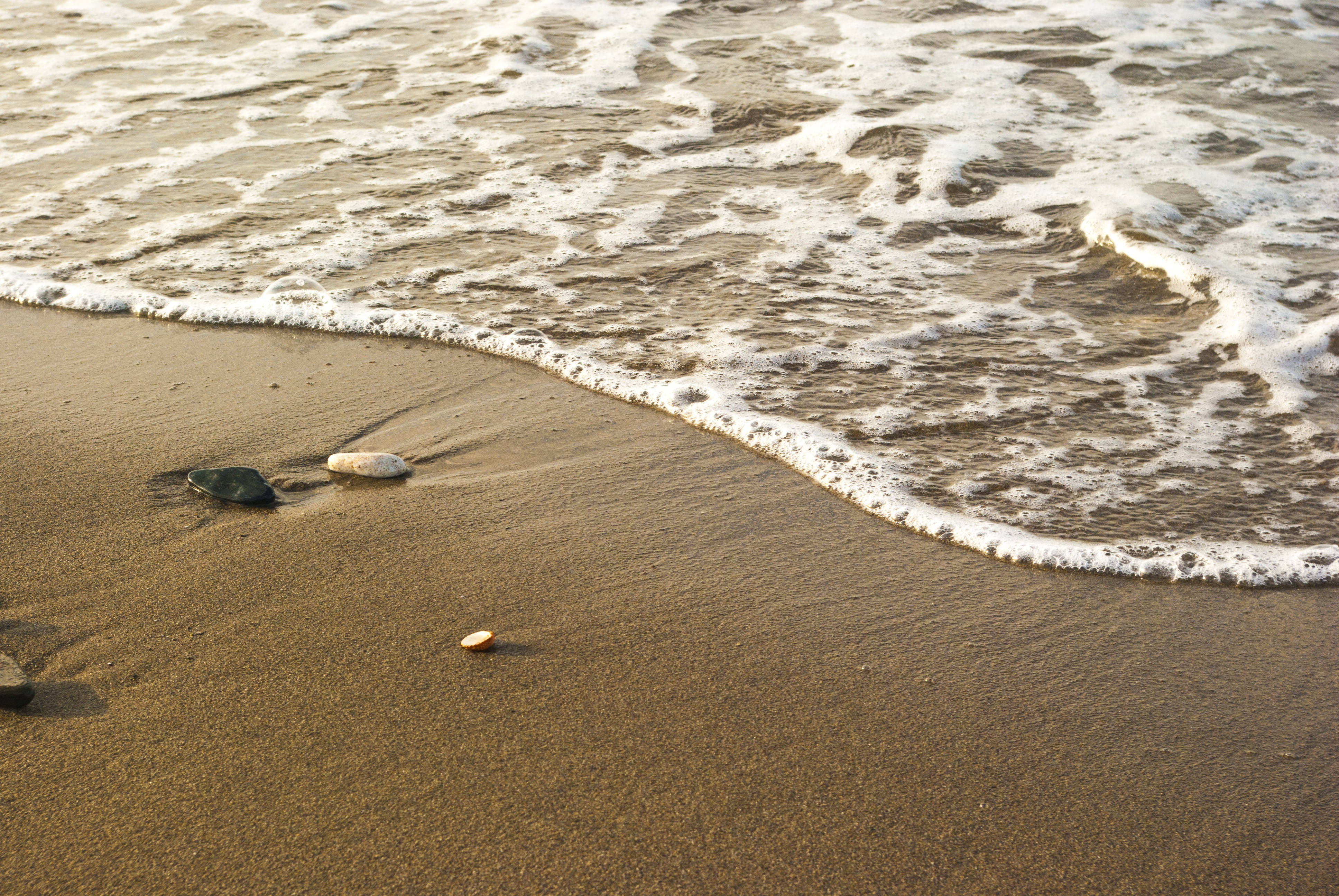 sandy shore, ocean waves, smooth stones, 4K Desktop Wallpaper