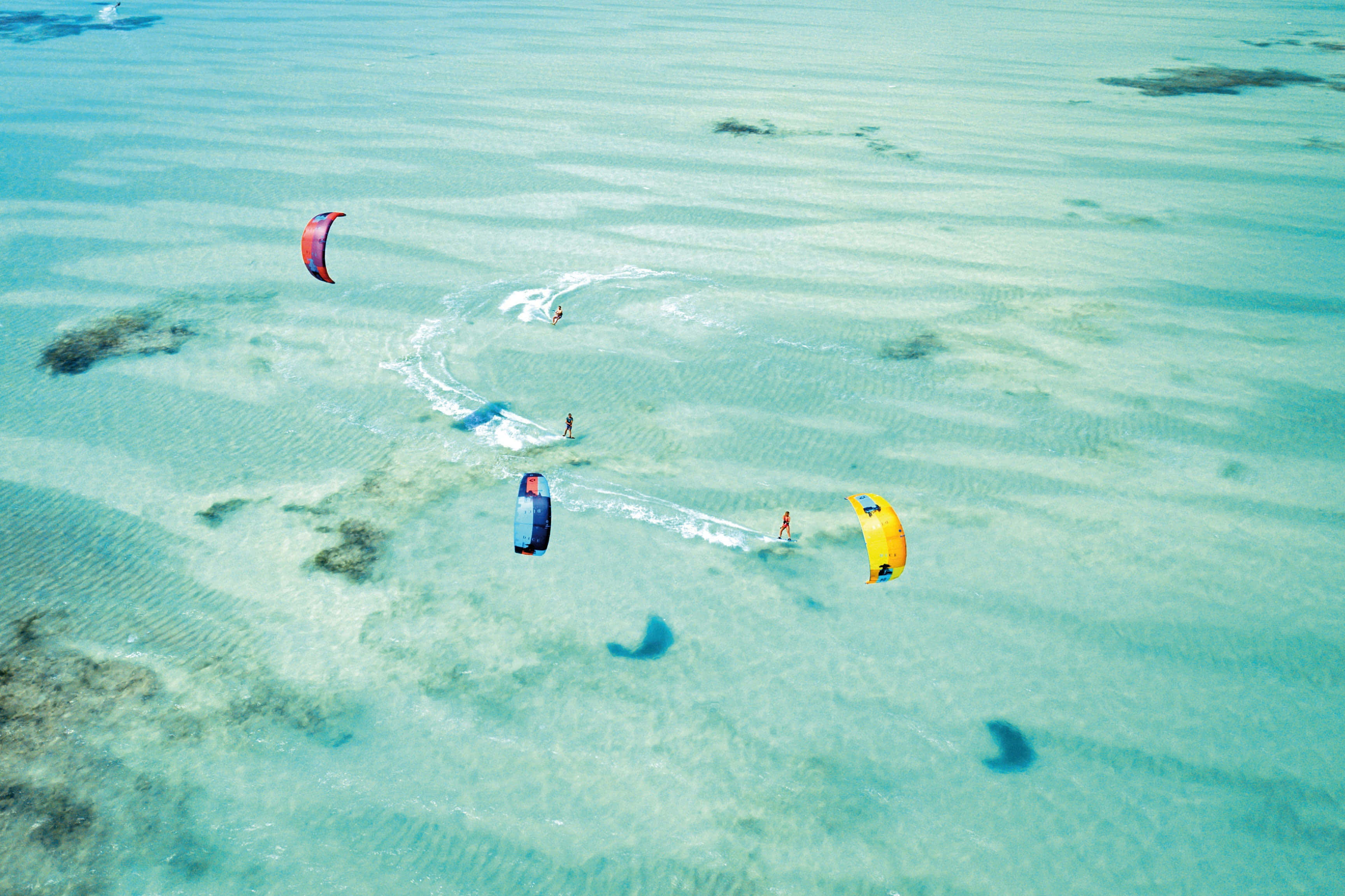 kite surfers, turquoise shallows, white trails, 2K Desktop Wallpaper