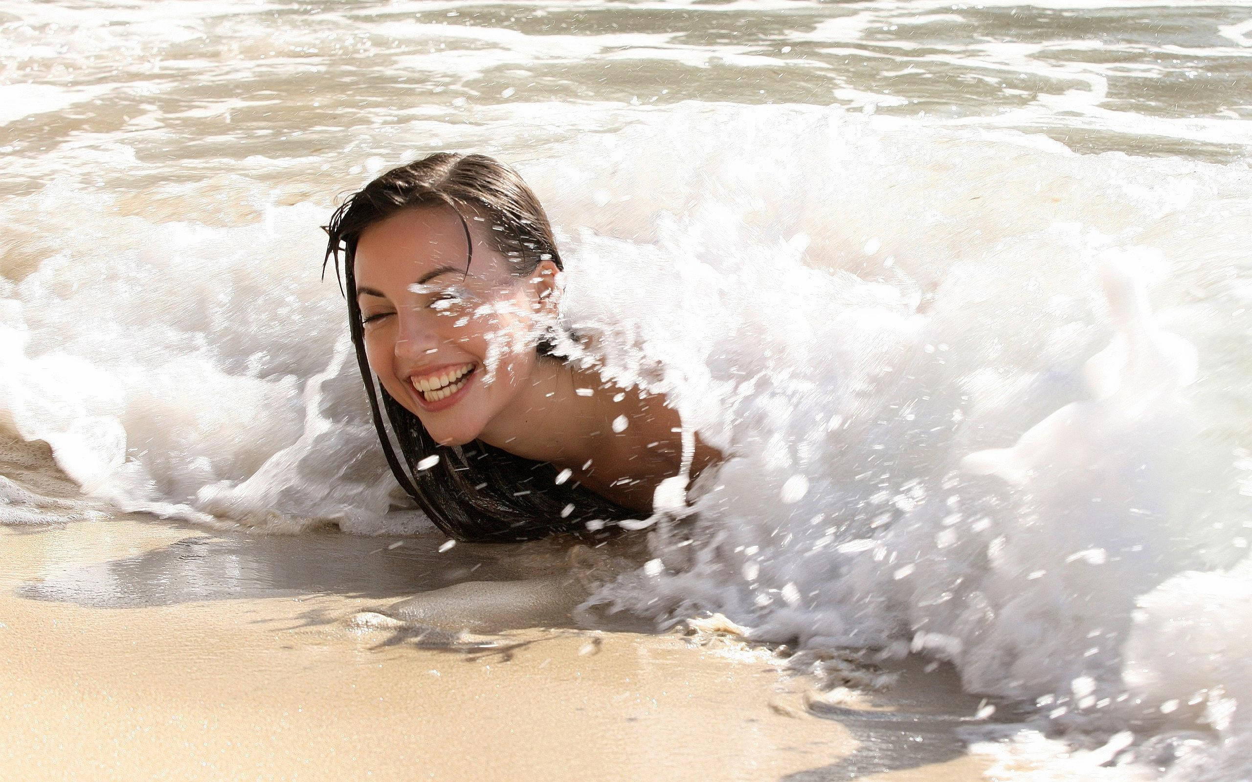 Beach Girl, crashing ocean wave, sunny beach, 2K Desktop Wallpaper