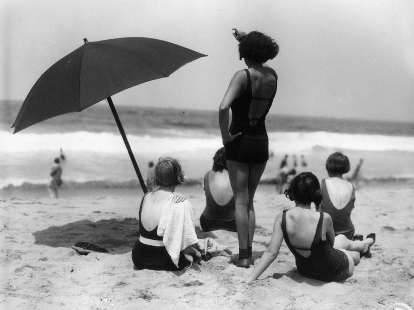 90s women beach, black and white photo, swimsuits, HD Desktop Wallpaper