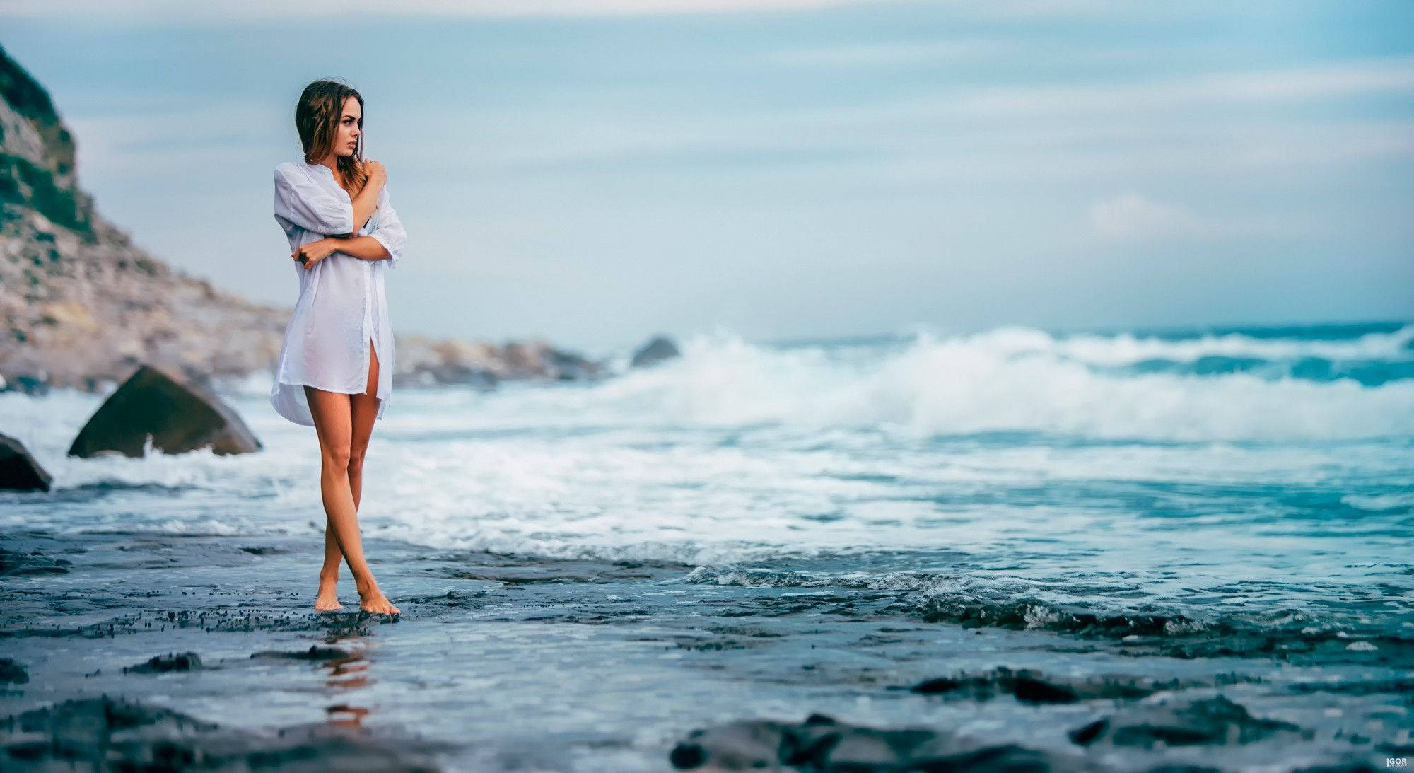 white shirt, rocky beach, ocean waves, Full HD Desktop Wallpaper