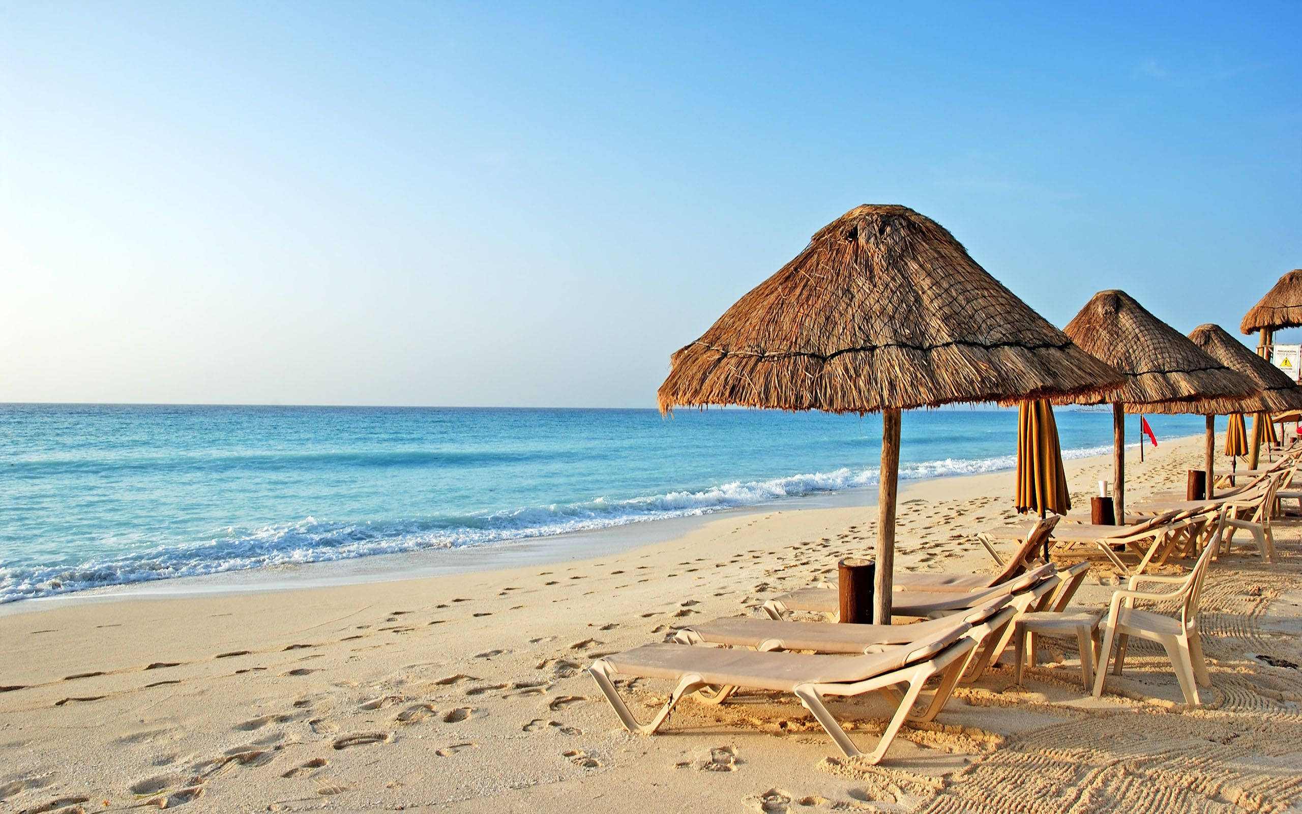 beach vacation huts, thatched umbrellas, lounge chairs, 2K Desktop Wallpaper